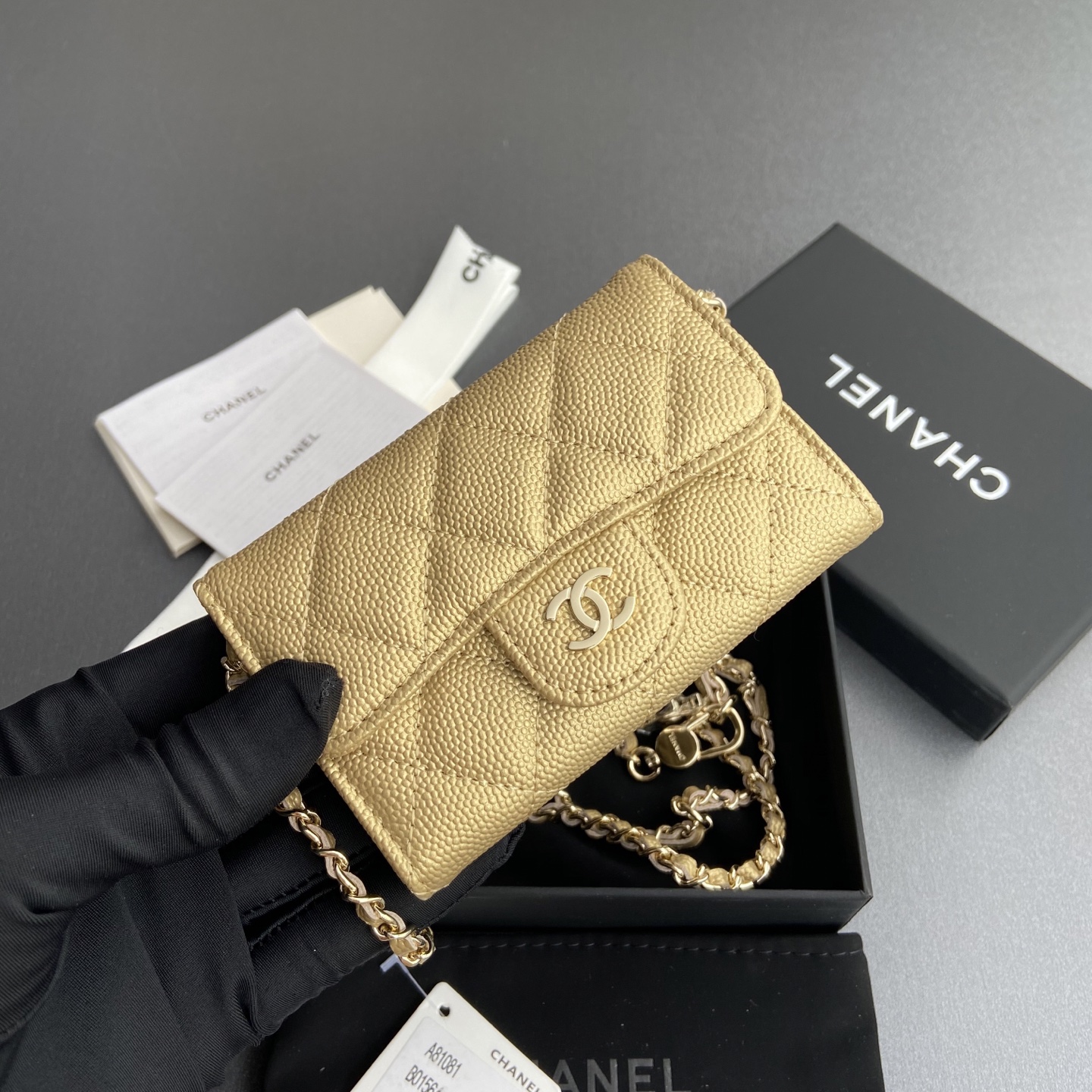 p260。小香进口意大利颗粒牛皮
货号:A81081(链条小卡包）
尺寸:w11×h7cm
颜色:金色细球纹金色钢唛五金
