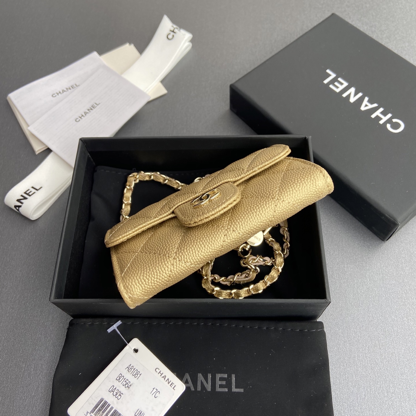p260。小香进口意大利颗粒牛皮
货号:A81081(链条小卡包）
尺寸:w11×h7cm
颜色:金色细球纹金色钢唛五金