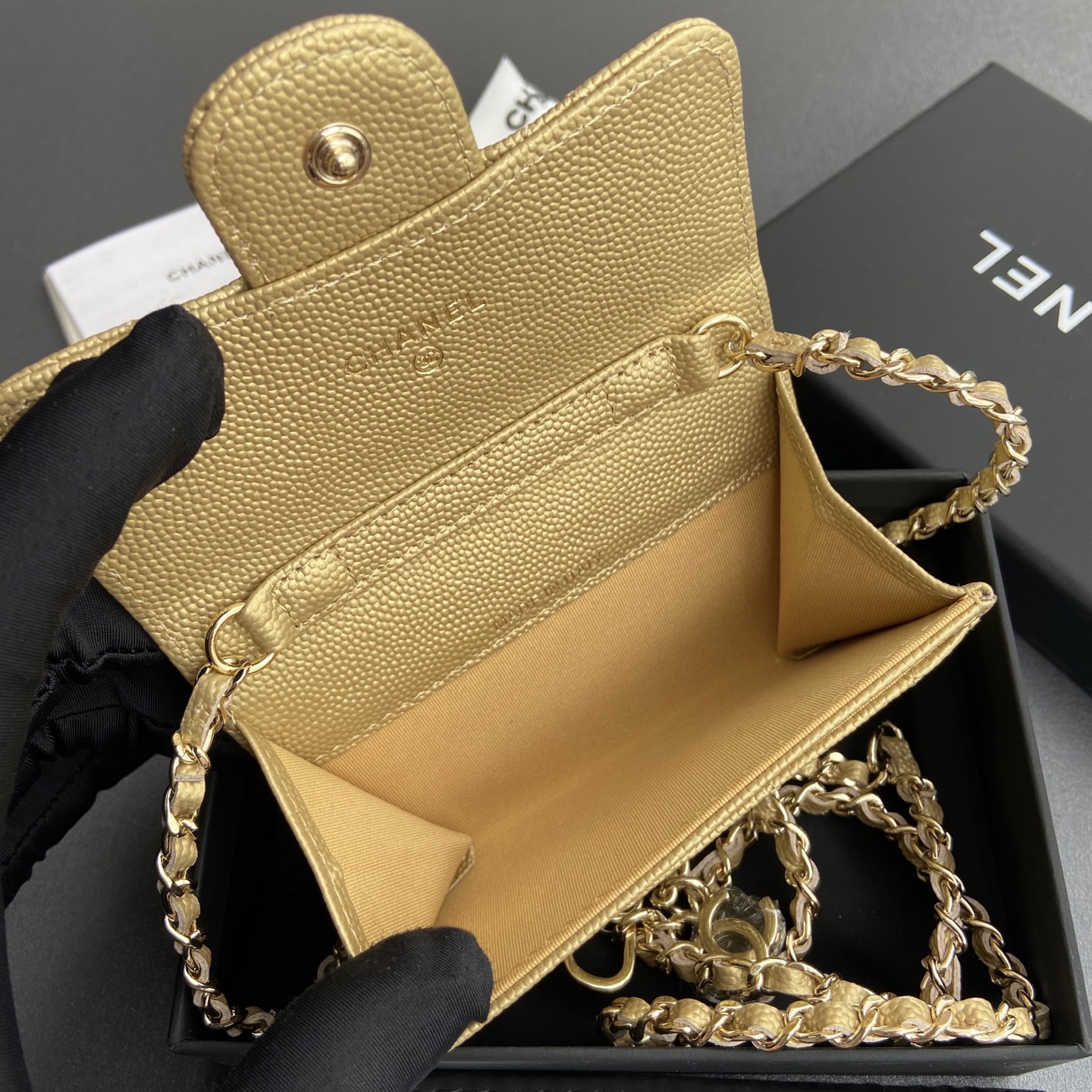 p260。小香进口意大利颗粒牛皮
货号:A81081(链条小卡包）
尺寸:w11×h7cm
颜色:金色细球纹金色钢唛五金