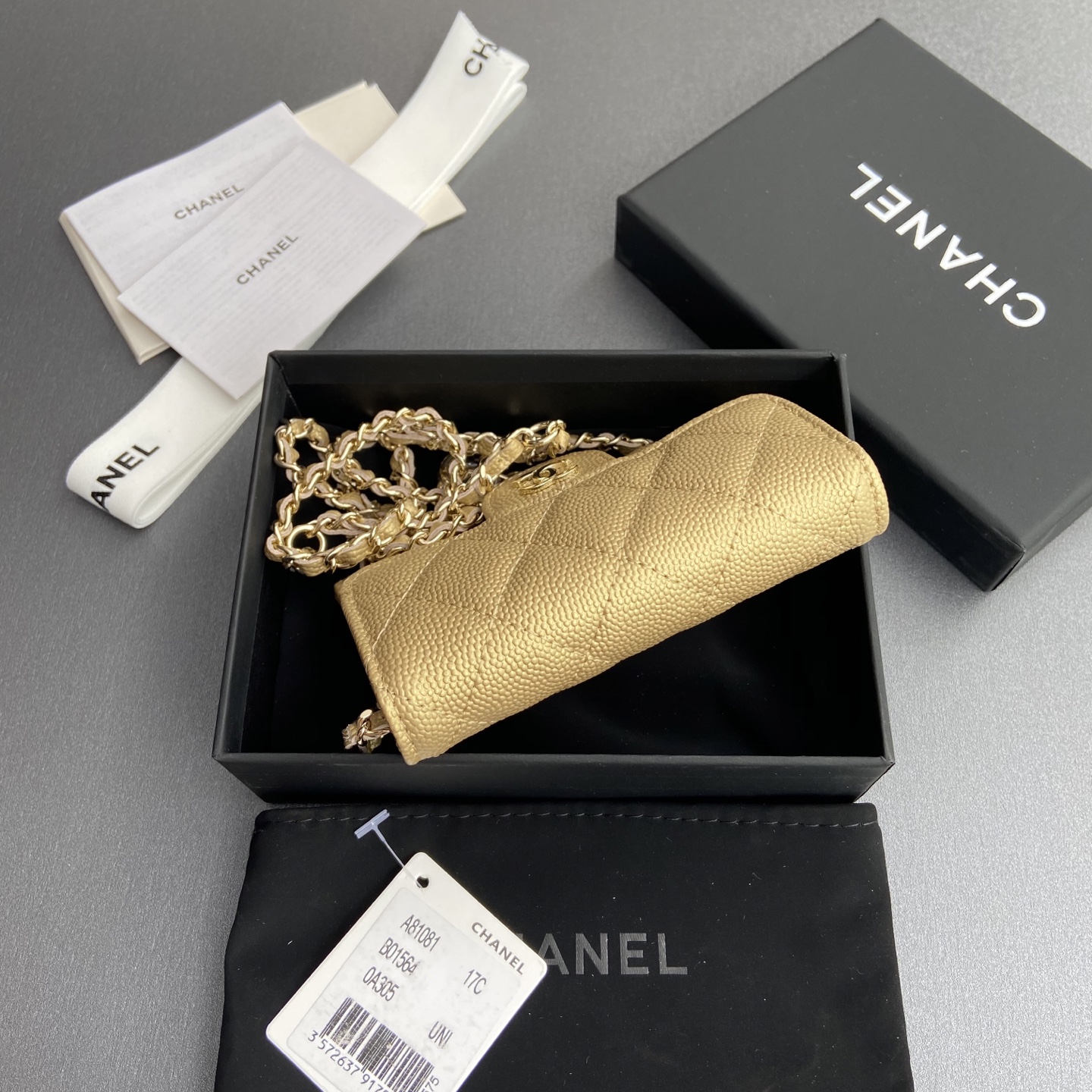 p260。小香进口意大利颗粒牛皮
货号:A81081(链条小卡包）
尺寸:w11×h7cm
颜色:金色细球纹金色钢唛五金