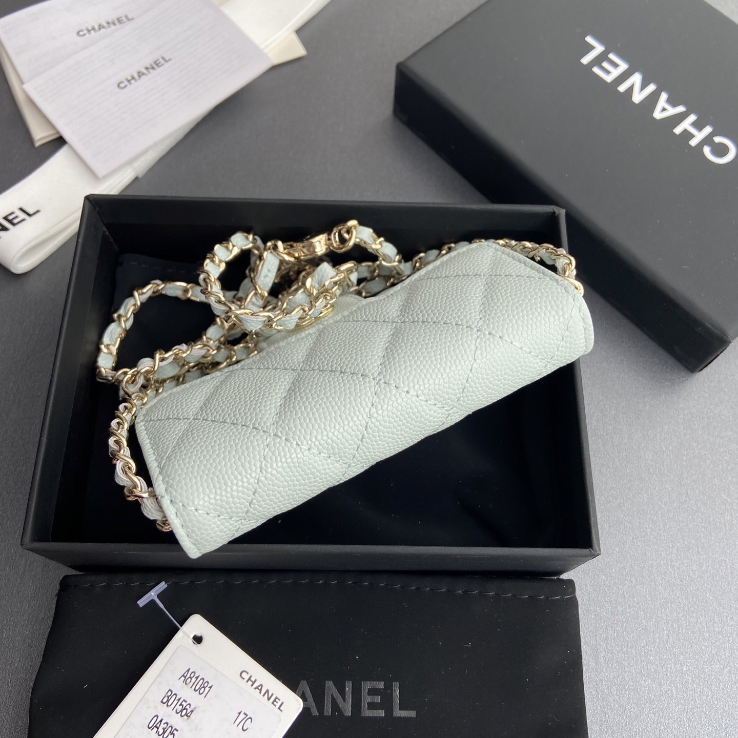 p260。小香进口意大利颗粒牛皮
货号:A81081(链条小卡包）
尺寸:w11×h7cm
颜色:淺藍细球纹金色钢唛五金