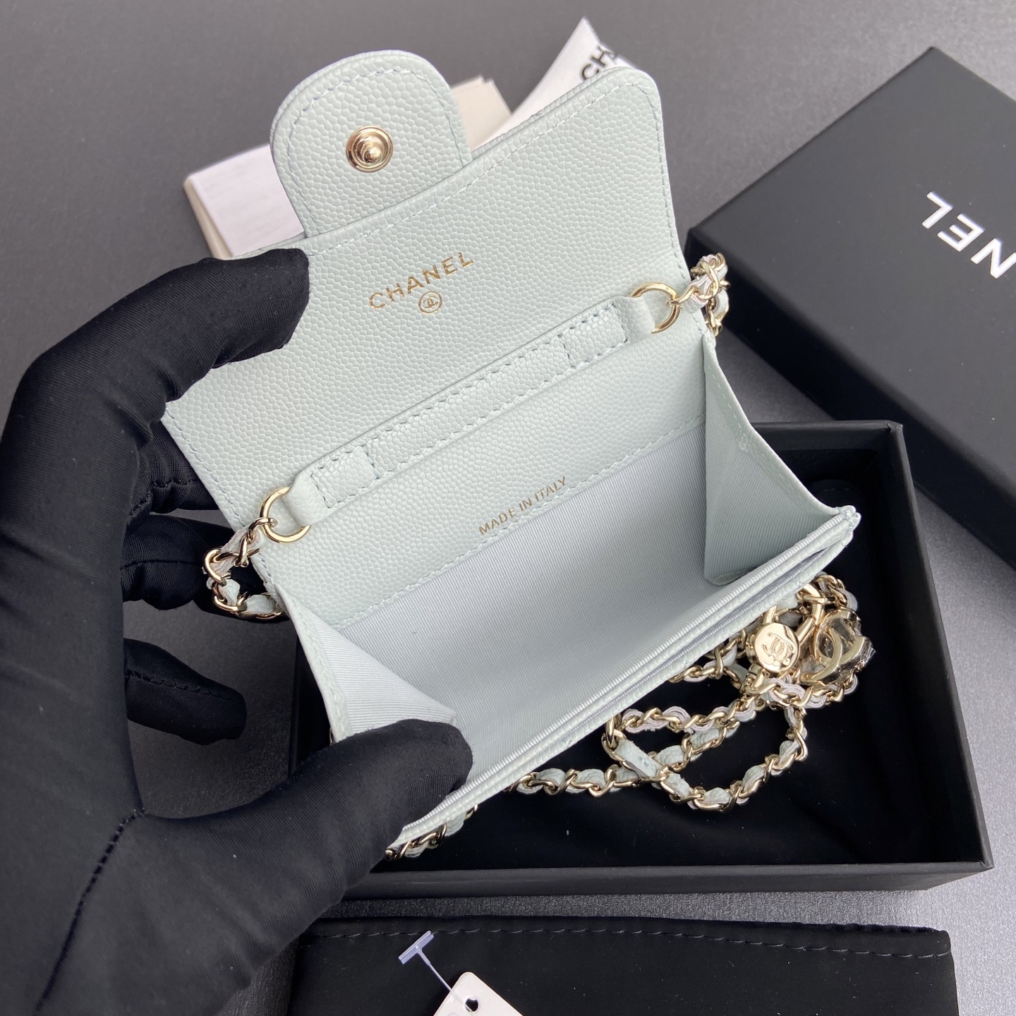 p260。小香进口意大利颗粒牛皮
货号:A81081(链条小卡包）
尺寸:w11×h7cm
颜色:淺藍细球纹金色钢唛五金