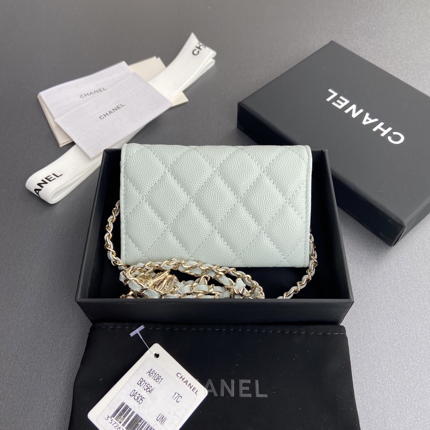 p260。小香进口意大利颗粒牛皮
货号:A81081(链条小卡包）
尺寸:w11×h7cm
颜色:淺藍细球纹金色钢唛五金