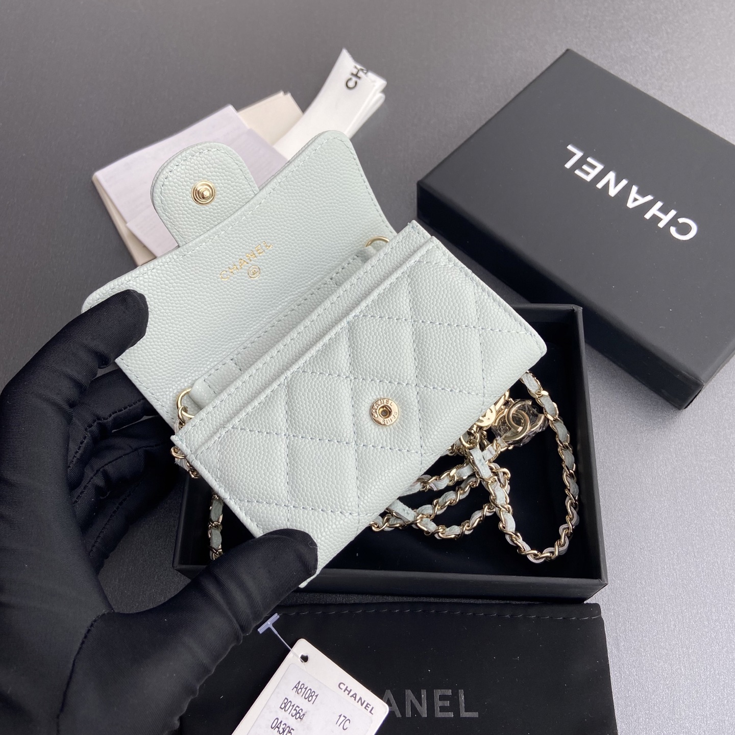 p260。小香进口意大利颗粒牛皮
货号:A81081(链条小卡包）
尺寸:w11×h7cm
颜色:淺藍细球纹金色钢唛五金