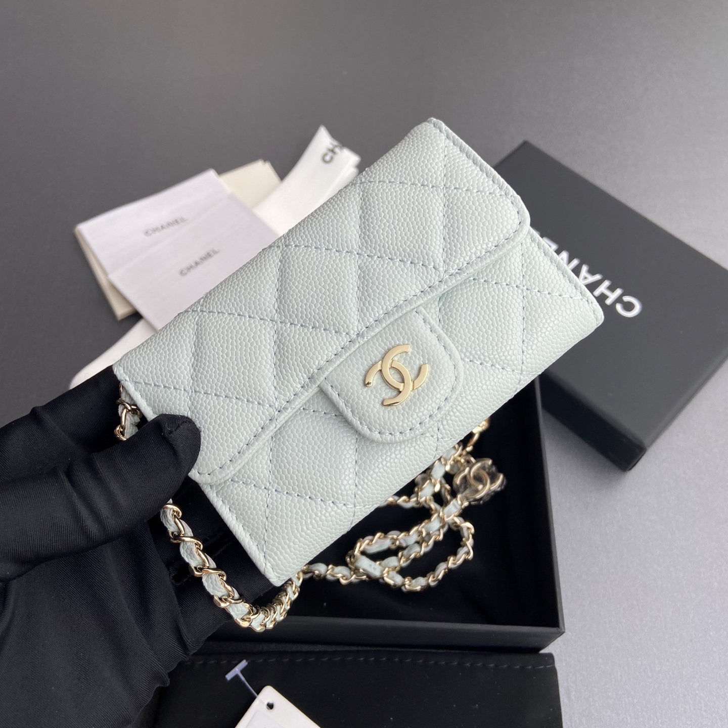 p260。小香进口意大利颗粒牛皮
货号:A81081(链条小卡包）
尺寸:w11×h7cm
颜色:淺藍细球纹金色钢唛五金