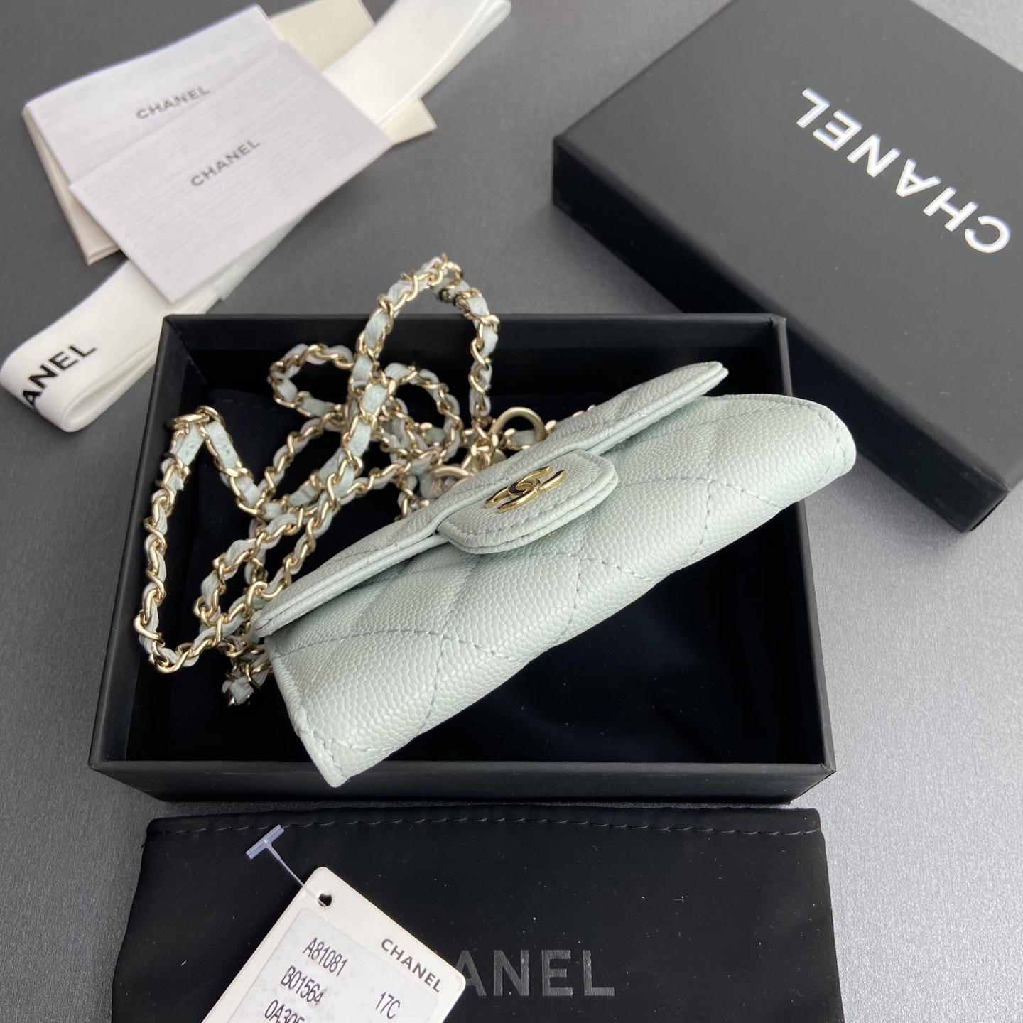 p260。小香进口意大利颗粒牛皮
货号:A81081(链条小卡包）
尺寸:w11×h7cm
颜色:淺藍细球纹金色钢唛五金