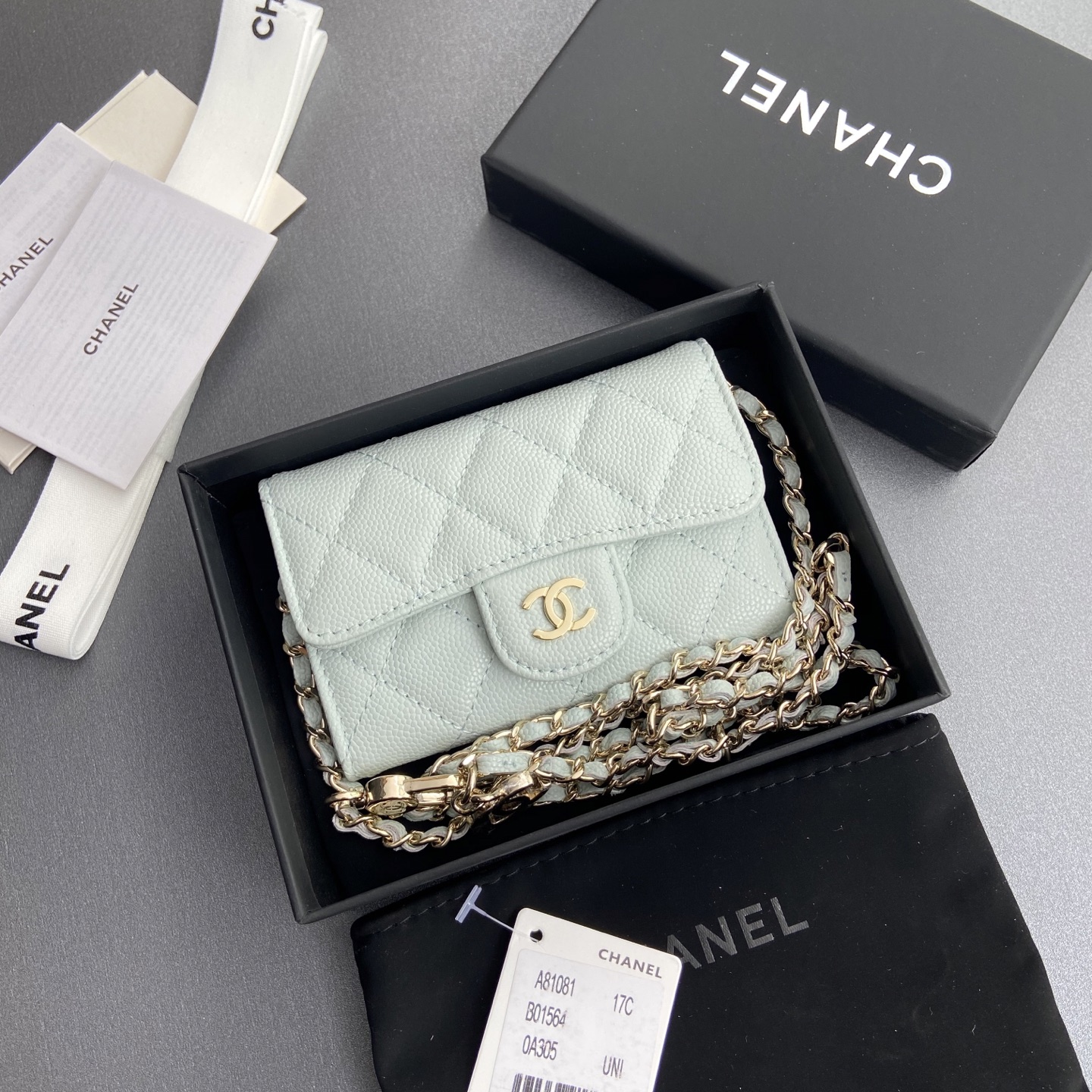 p260。小香进口意大利颗粒牛皮
货号:A81081(链条小卡包）
尺寸:w11×h7cm
颜色:淺藍细球纹金色钢唛五金