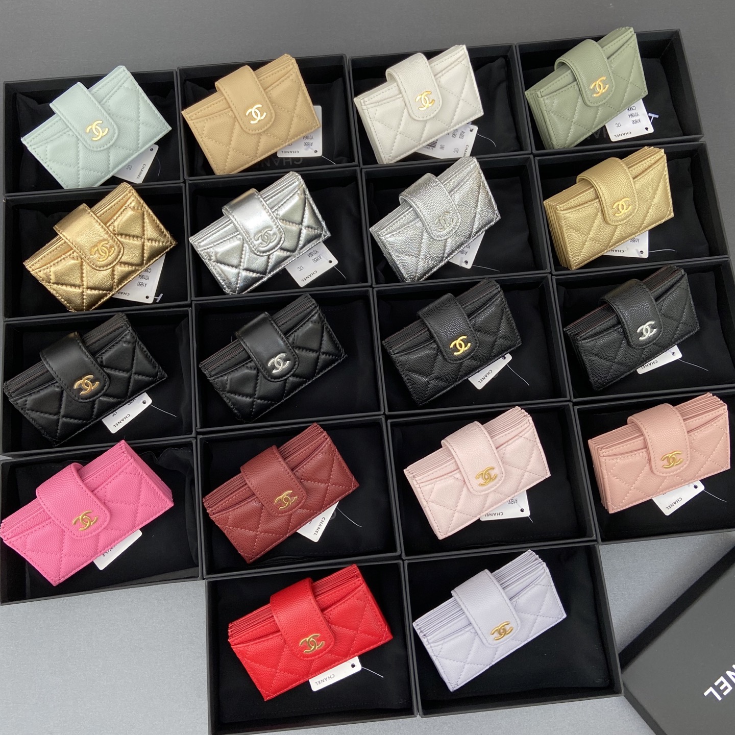 【特级五金原厂皮】 小香風琴多卡位卡包系列
配以標志性金屬標志
金屬五金，专用意大利进口皮
6個卡糟
编号:0342  
尺寸:w10×h6×2cm