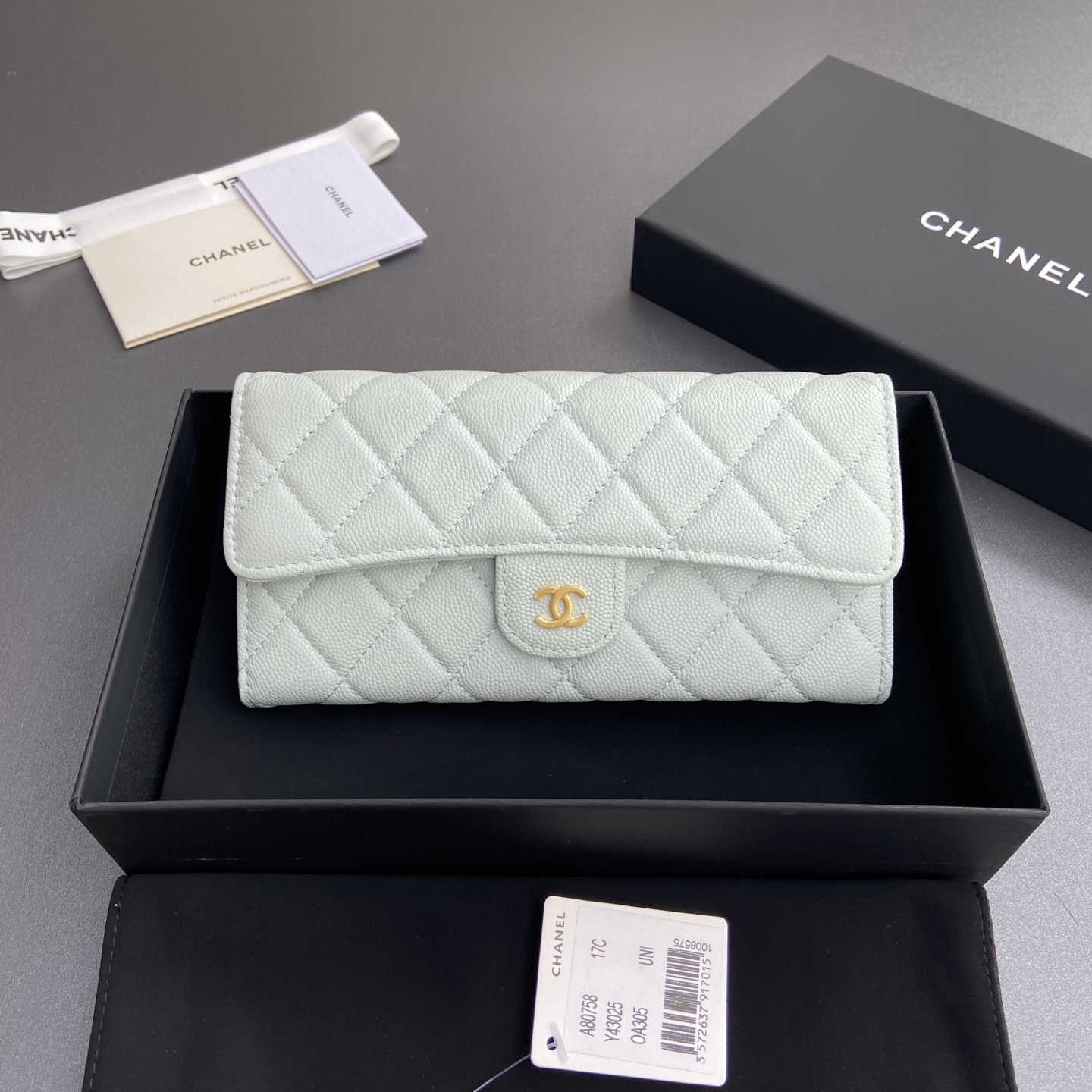NO:673543,Xiaoxiang imported Italian grained calfskin Item number: A80758 Price Size: w19×h10.5×3cm Color: light blue fine ball grain leather gold steel mark, chanel wallet, chanel, wallets, cowhide19860909小香进口意大利颗粒小牛皮 货号:A80758 价格 尺寸:w19×h10.5×3cm 颜色:淺藍细球纹皮金色钢唛,chanel钱包,chanel,wallets,cowhide,欧美剧