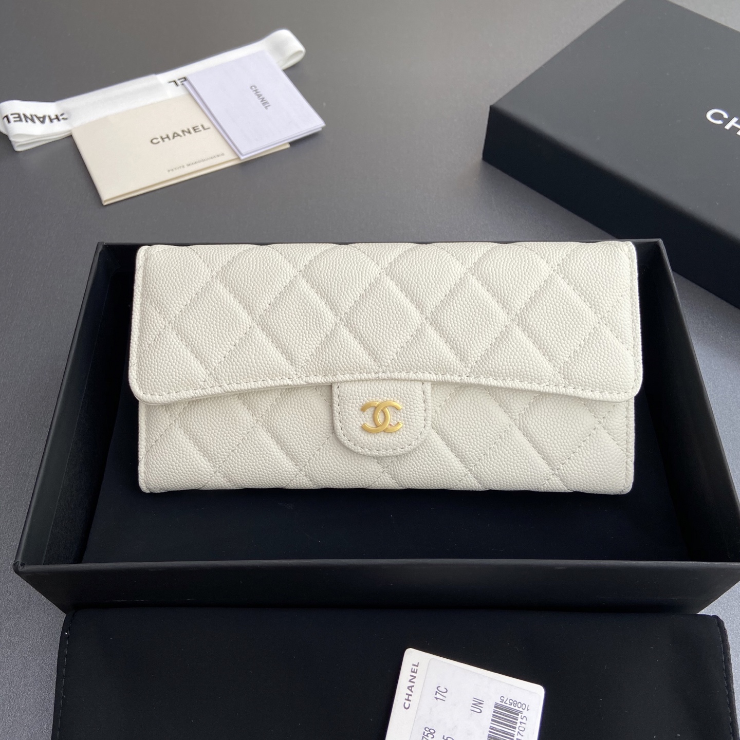 NO:673541,Xiaoxiang imported Italian grained calfskin Item number: A80758 Price Size: w19×h10.5×3cm Color: white fine ball grain leather gold steel mark, chanel wallet, chanel, wallets, cowhide19860909小香进口意大利颗粒小牛皮 货号:A80758 价格 尺寸:w19×h10.5×3cm 颜色:白色细球纹皮金色钢唛,chanel钱包,chanel,wallets,cowhide,欧美剧