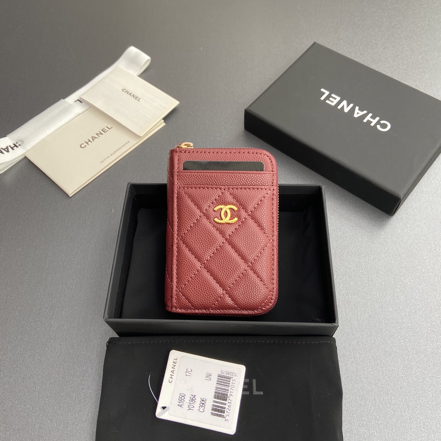 NO:673330,[Special grade hardware original leather] Xiaoxiang small zipper bag card holder series with iconic metal logo, gold tone metal hardware, special Italian imported leather, 2 card slots wallet bag, 4 card slots No.: 1650 Burgundy fine ball pattern light gold steel mark Size: w11×h7.5×2cm, chanel wallet, chanel, wallets19860909【特级五金原厂皮】 小香小拉链包卡包系列 配以標志性金屬標志 金色調金屬五金,专用意大利进口皮 2個卡糟錢包袋,4個卡糟 编号:1650 酒紅細球紋淺金鋼嘜 尺寸:w11×h7.5×2cm,chanel钱包,chanel,wallets,欧美剧