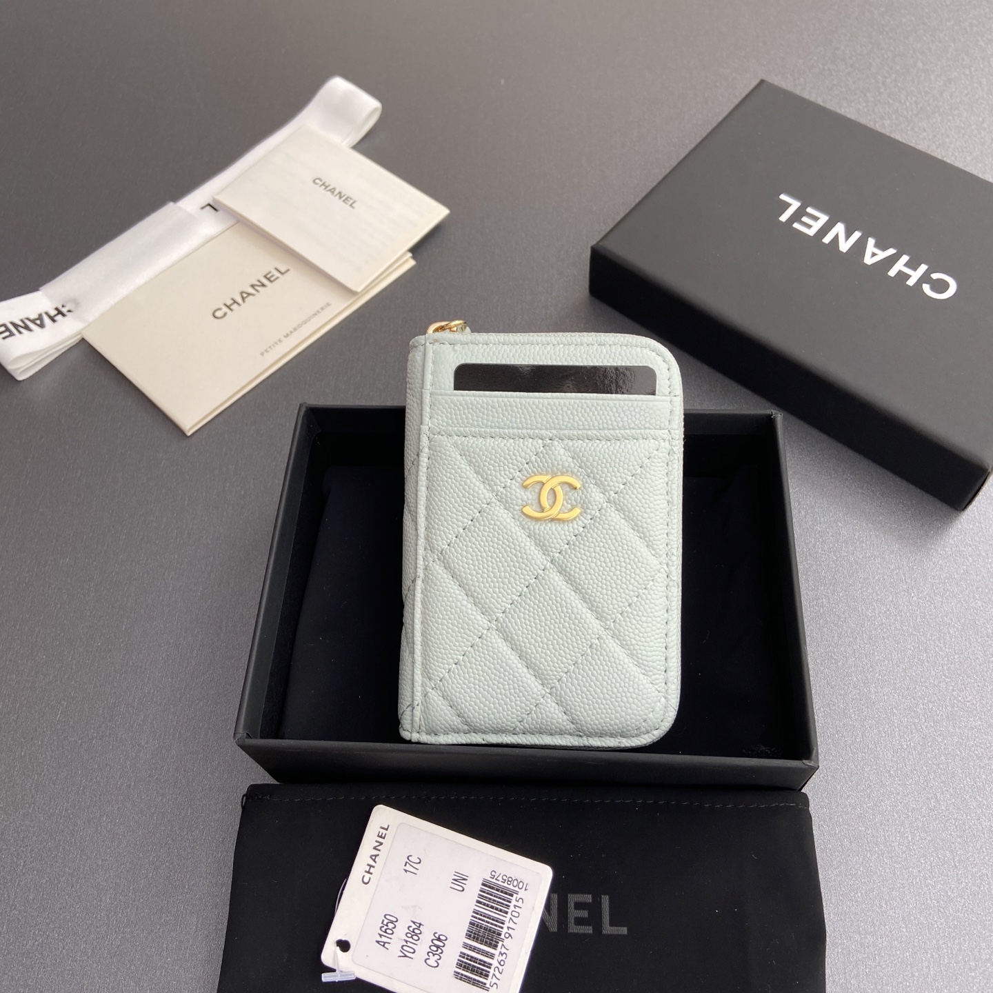 NO:673911,[Special grade hardware original leather] Xiaoxiang small zipper bag card holder series with iconic metal logo, gold tone metal hardware, special Italian imported leather 2 card slots wallet bag, 4 card slots No.: 1650 Light blue fine ball pattern light gold steel mark Size: w11×h7.5×2cm, chanel wallet, chanel, wallets19860909【特级五金原厂皮】 小香小拉链包卡包系列 配以標志性金屬標志 金色調金屬五金,专用意大利进口皮 2個卡糟錢包袋,4個卡糟 编号:1650 淺藍細球紋淺金鋼嘜 尺寸:w11×h7.5×2cm,chanel钱包,chanel,wallets,欧美剧