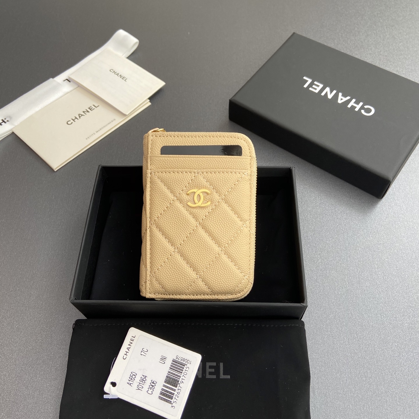 NO:673910,[Special grade hardware original leather] Xiaoxiang small zipper bag card holder series with iconic metal logo, gold tone metal hardware, special Italian imported leather, 2 card slots wallet bag, 4 card slots No.: 1650 Apricot fine ball pattern light gold steel mark Size: w11×h7.5×2cm, chanel wallet, chanel, wallets19860909【特级五金原厂皮】 小香小拉链包卡包系列 配以標志性金屬標志 金色調金屬五金,专用意大利进口皮 2個卡糟錢包袋,4個卡糟 编号:1650 杏色細球紋淺金鋼嘜 尺寸:w11×h7.5×2cm,chanel钱包,chanel,wallets,欧美剧