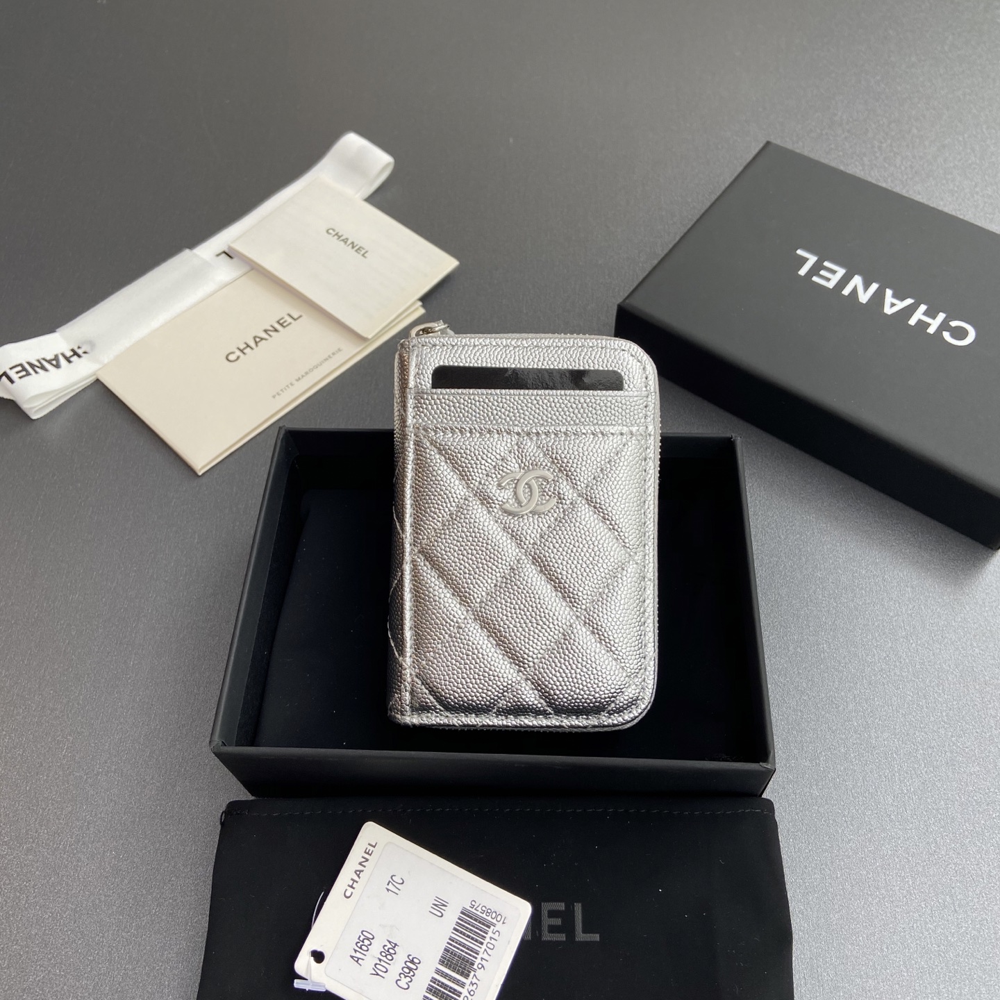 NO:673915,[Special grade hardware original leather] Xiaoxiang small zipper bag card holder series with iconic metal logo, gold tone metal hardware, special Italian imported leather, 2 card slots wallet bag, 4 card slots Number: 1650 Silver fine ball pattern silver steel mark Size: w11×h7.5×2cm, chanel wallet, chanel, wallets19860909【特级五金原厂皮】 小香小拉链包卡包系列 配以標志性金屬標志 金色調金屬五金,专用意大利进口皮 2個卡糟錢包袋,4個卡糟 编号:1650 銀色細球紋銀色鋼嘜 尺寸:w11×h7.5×2cm,chanel钱包,chanel,wallets,欧美剧