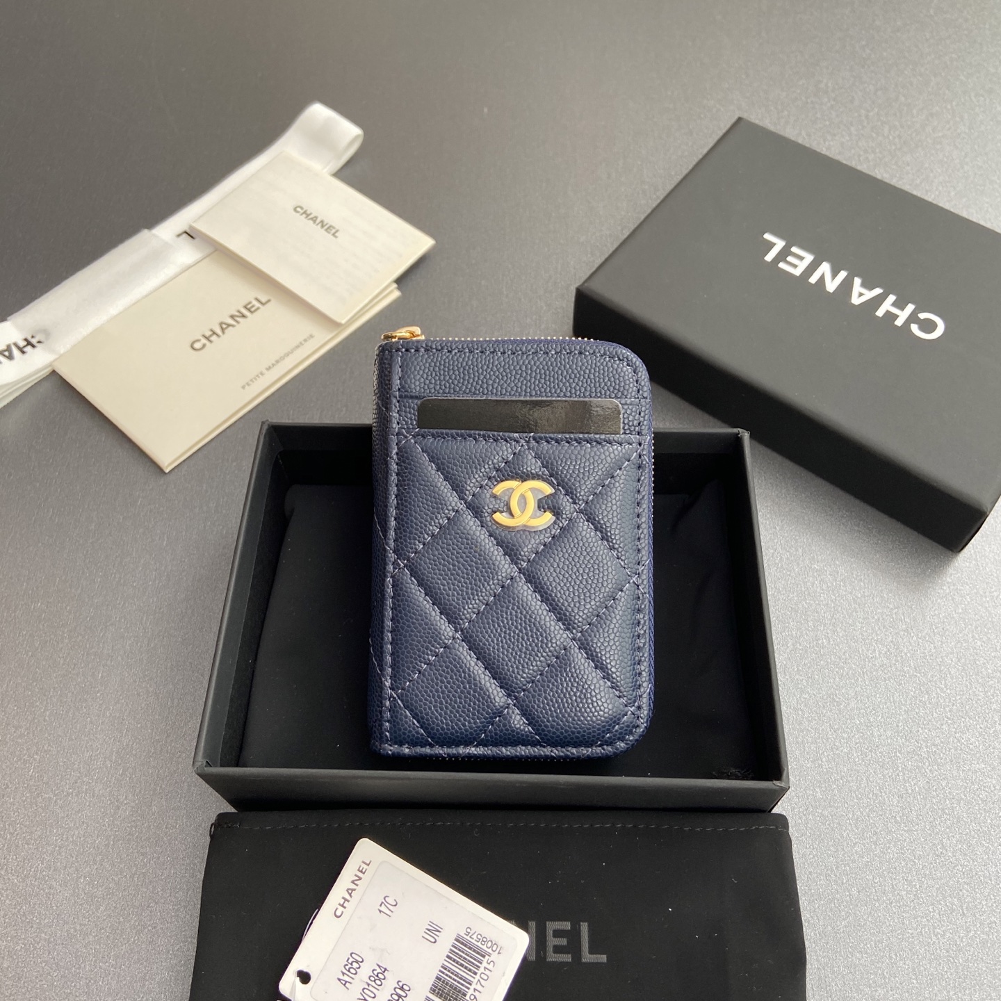 NO:673914,[Special grade hardware original leather] Xiaoxiang small zipper bag card holder series with iconic metal logo, gold tone metal hardware, special Italian imported leather, 2 card slots wallet bag, 4 card slots Number: 1650 Haze blue fine ball pattern gold steel mark Size: w11×h7.5×2cm, chanel wallet, chanel, wallets19860909【特级五金原厂皮】 小香小拉链包卡包系列 配以標志性金屬標志 金色調金屬五金,专用意大利进口皮 2個卡糟錢包袋,4個卡糟 编号:1650 霧霾藍細球紋金色鋼嘜 尺寸:w11×h7.5×2cm,chanel钱包,chanel,wallets,欧美剧
