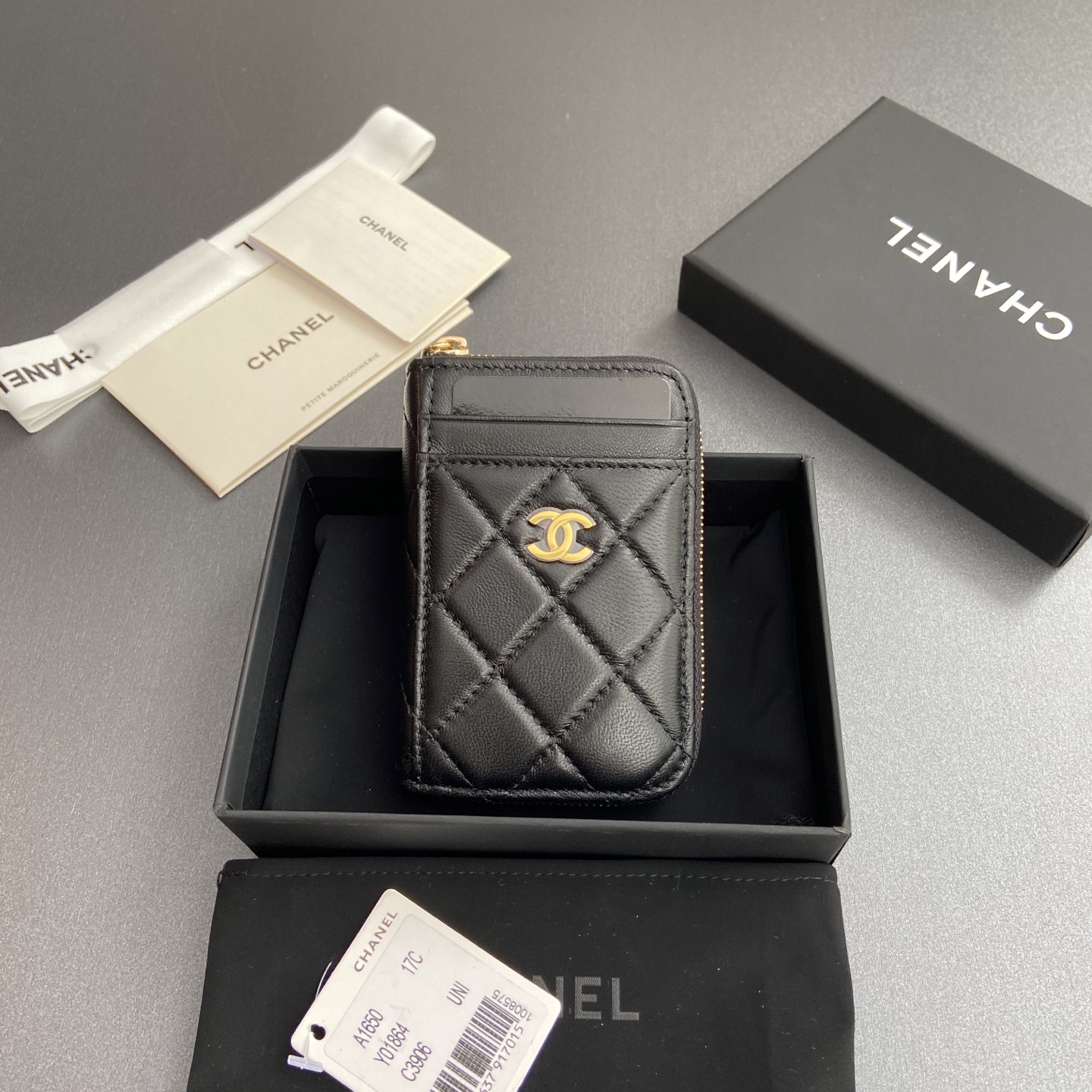 NO:673920,[Special grade hardware original leather] Xiaoxiang small zipper bag card holder series with iconic metal logo, gold tone metal hardware, special Italian imported leather, 2 card slots wallet bag, 4 card slots No.: 1650 Black sheepskin gold steel mark Size: w11×h7.5×2cm, chanel wallet, chanel, wallets, sheepskin19860909【特级五金原厂皮】 小香小拉链包卡包系列 配以標志性金屬標志 金色調金屬五金,专用意大利进口皮 2個卡糟錢包袋,4個卡糟 编号:1650 黑色羊皮金色鋼嘜 尺寸:w11×h7.5×2cm,chanel钱包,chanel,wallets,sheepskin,欧美剧