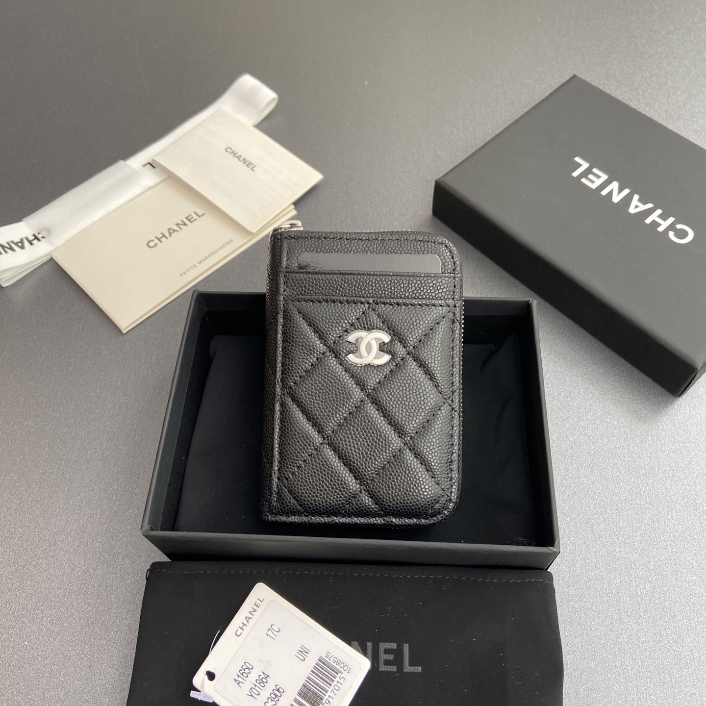 NO:673917,[Special grade hardware original leather] Xiaoxiang small zipper bag card holder series with iconic metal logo, gold tone metal hardware, special Italian imported leather, 2 card slots wallet bag, 4 card slots No.: 1650 Black fine ball pattern silver steel mark Size: w11×h7.5×2cm, chanel wallet, chanel, wallets19860909【特级五金原厂皮】 小香小拉链包卡包系列 配以標志性金屬標志 金色調金屬五金,专用意大利进口皮 2個卡糟錢包袋,4個卡糟 编号:1650 黑色細球紋銀色鋼嘜 尺寸:w11×h7.5×2cm,chanel钱包,chanel,wallets,欧美剧