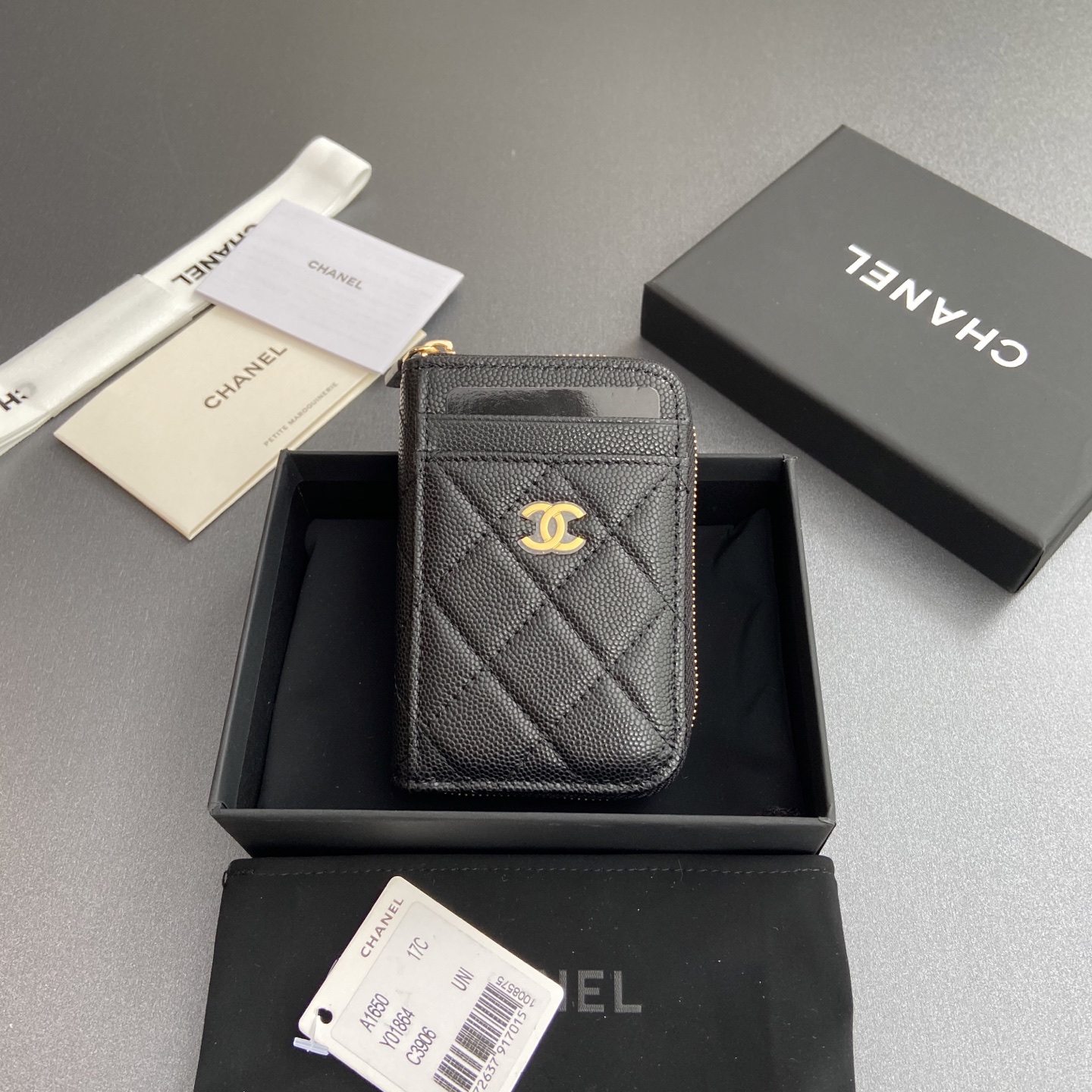 NO:673918,[Special grade hardware original leather] Xiaoxiang small zipper bag card holder series with iconic metal logo, gold tone metal hardware, special Italian imported leather, 2 card slots wallet bag, 4 card slots Number: 1650 Black fine ball pattern gold steel mark Size: w11×h7.5×2cm, chanel wallet, chanel, wallets19860909【特级五金原厂皮】 小香小拉链包卡包系列 配以標志性金屬標志 金色調金屬五金,专用意大利进口皮 2個卡糟錢包袋,4個卡糟 编号:1650 黑色細球紋金色鋼嘜 尺寸:w11×h7.5×2cm,chanel钱包,chanel,wallets,欧美剧