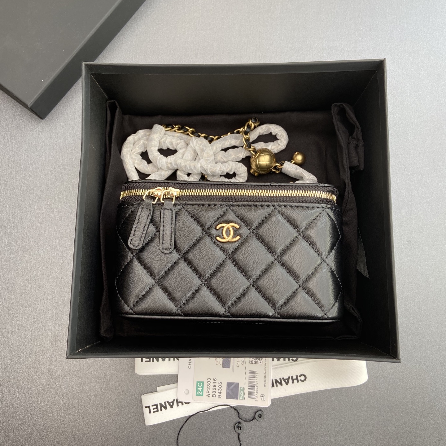 NO:581720,Cosmetic bag series: 17cm [top upgraded version] Fashion and classic are integrated, never go out of style Cosmetic bag small box Leather imported from the original black sheepskin Hardware gold Sizew17×h9.5×d8cm Model A 00620, Chanel wallet, chanel, wallets, sheepskin19860909化妝包系列 :17cm【顶级升级版】 时尚与经典融为一体,永不过时 化妝包小盒子 皮料原厂进口黑色羊皮 五金金色 Sizew17×h9.5×d8cm 型号A 00620,香奈儿钱包,chanel,wallets,sheepskin,Bag