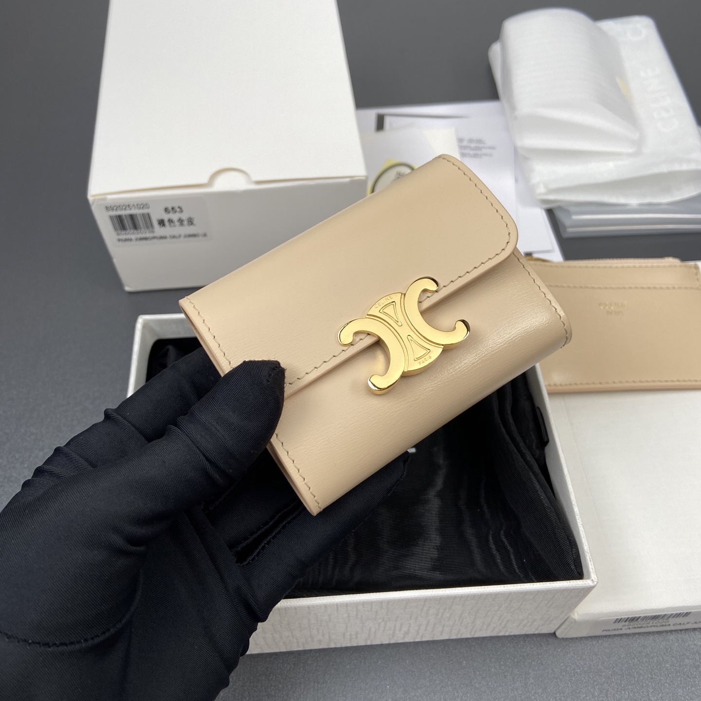 Celine 纯钢五金 TRIOMPHE亮泽皮皮革短款钱包/2024编号:10l653DS3.04LU652
