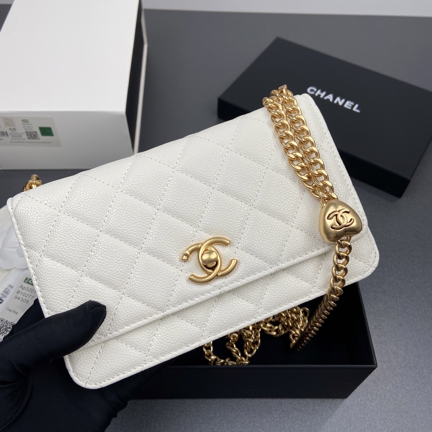 p510。小香进口意大利小羊皮【升級版】
货号:AP3201
尺寸:w20×h13×d3.5cm
颜色:白色細球紋金色五金