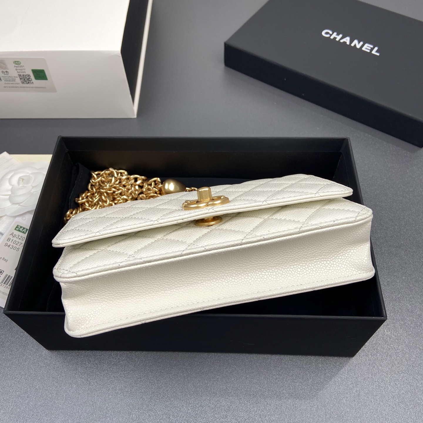 p510。小香进口意大利小羊皮【升級版】
货号:AP3201
尺寸:w20×h13×d3.5cm
颜色:白色細球紋金色五金