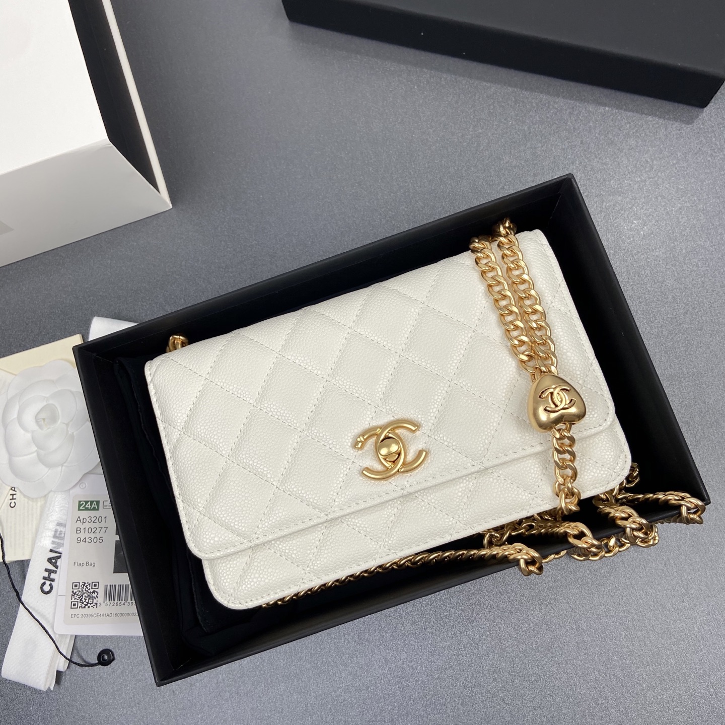 p510。小香进口意大利小羊皮【升級版】
货号:AP3201
尺寸:w20×h13×d3.5cm
颜色:白色細球紋金色五金