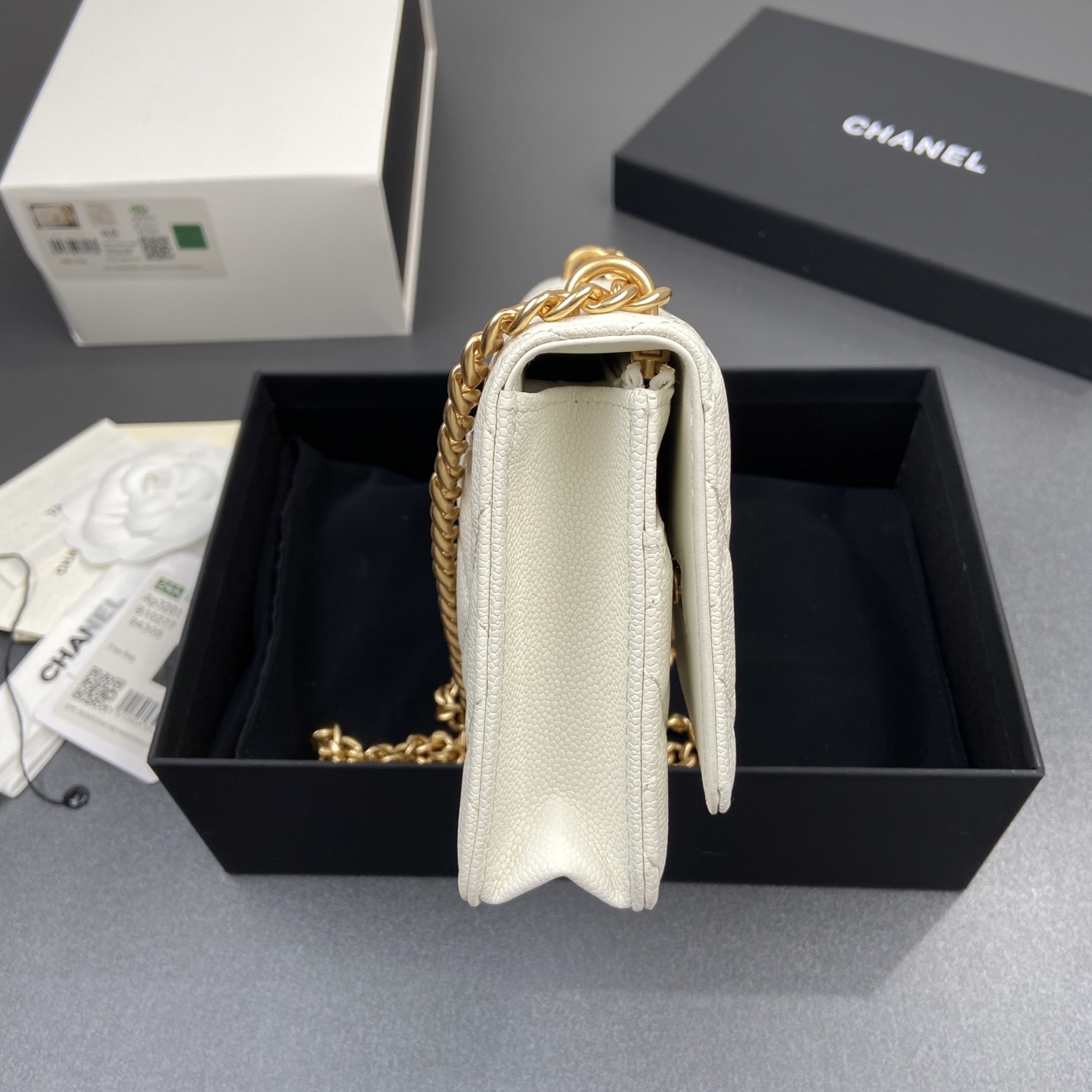 p510。小香进口意大利小羊皮【升級版】
货号:AP3201
尺寸:w20×h13×d3.5cm
颜色:白色細球紋金色五金