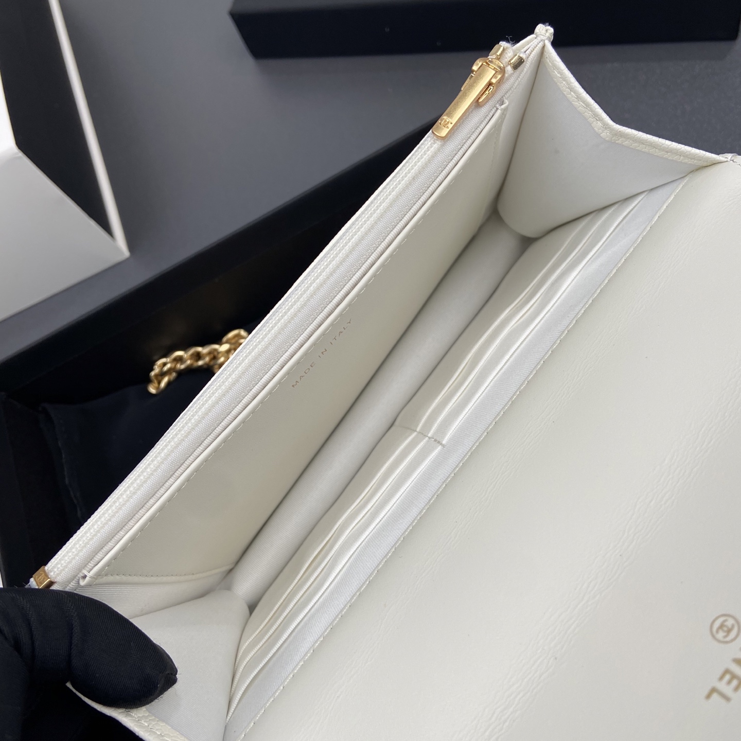 p510。小香进口意大利小羊皮【升級版】
货号:AP3201
尺寸:w20×h13×d3.5cm
颜色:白色細球紋金色五金