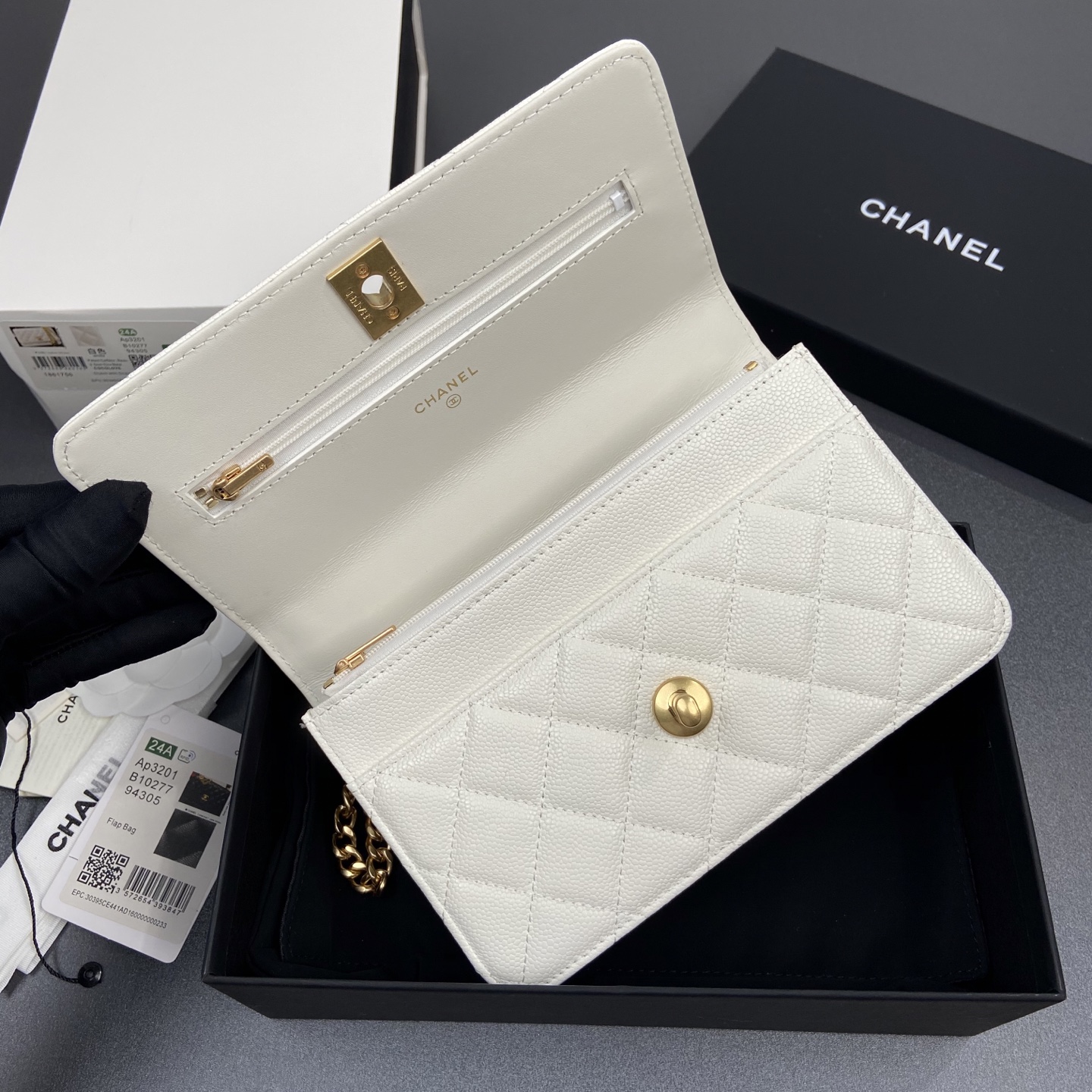 p510。小香进口意大利小羊皮【升級版】
货号:AP3201
尺寸:w20×h13×d3.5cm
颜色:白色細球紋金色五金