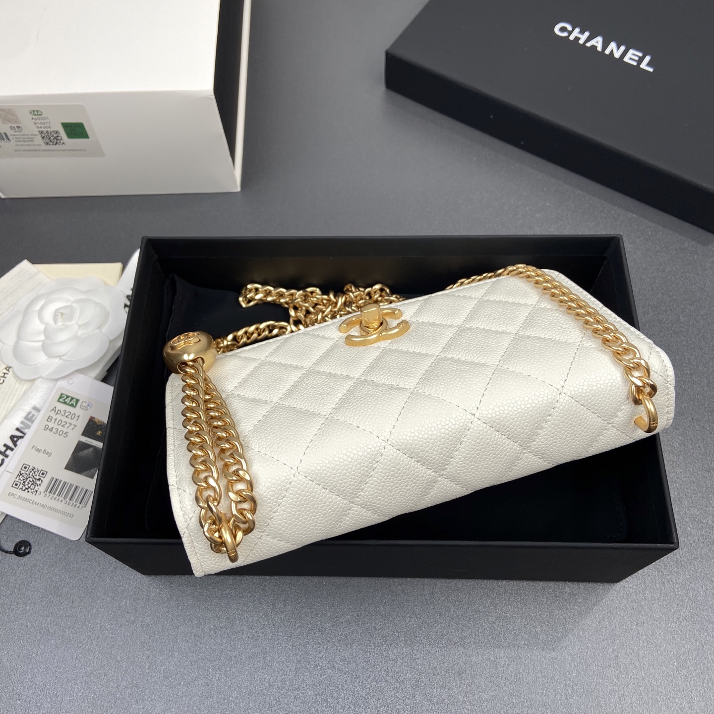 p510。小香进口意大利小羊皮【升級版】
货号:AP3201
尺寸:w20×h13×d3.5cm
颜色:白色細球紋金色五金