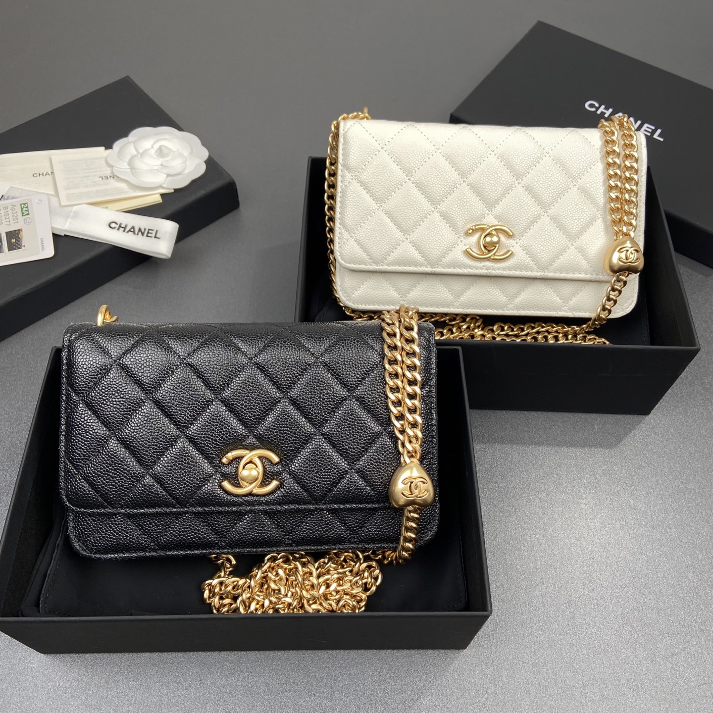 小香进口意大利小羊皮【升級版】
货号:AP3201
尺寸:w20×h13×d3.5cm
颜色:細球紋金色五金