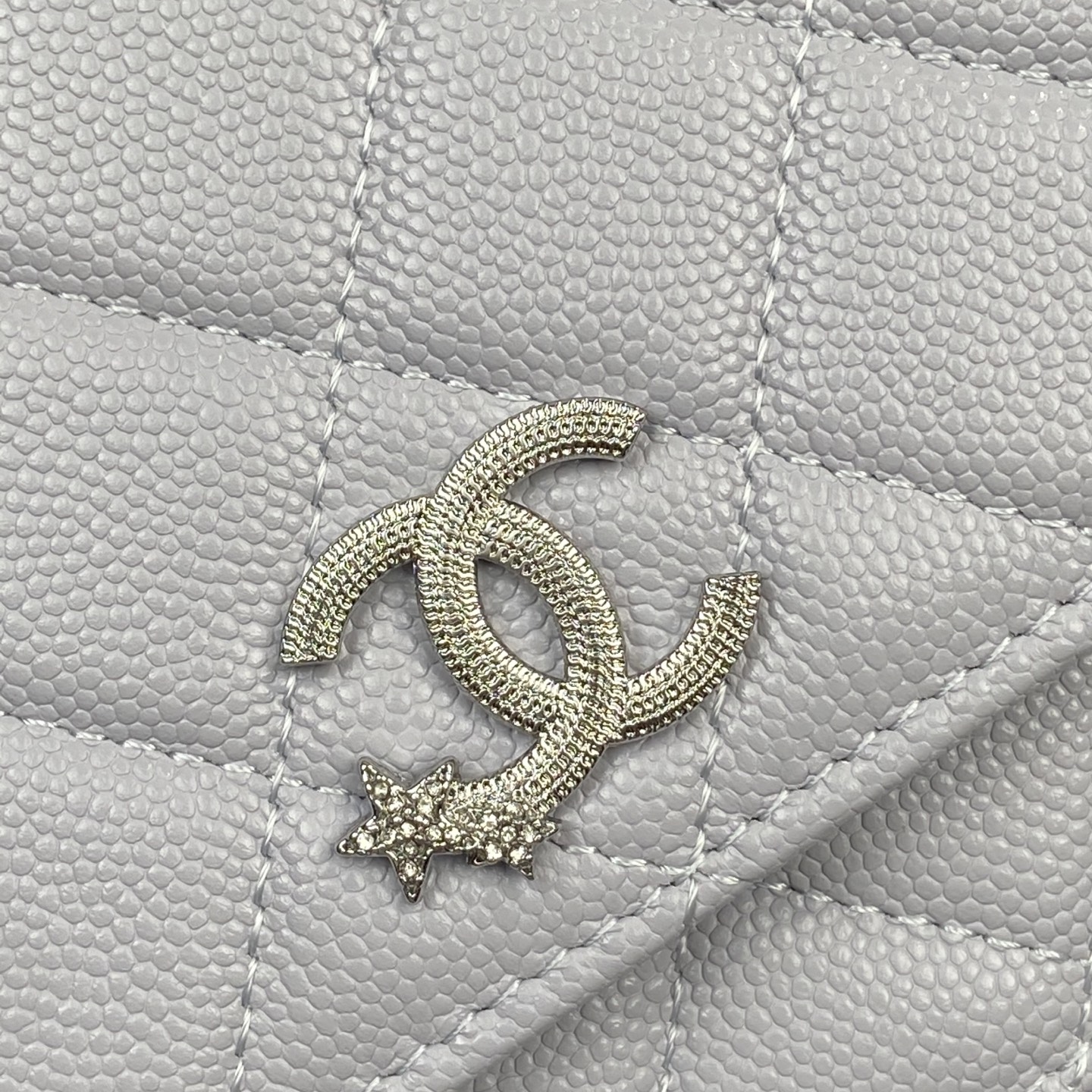 p390。小香进口意大利小羊皮【升級版】
货号:AP3723
尺寸:w20×h13×d3.5cm
颜色:淺紫細球紋銀色五金