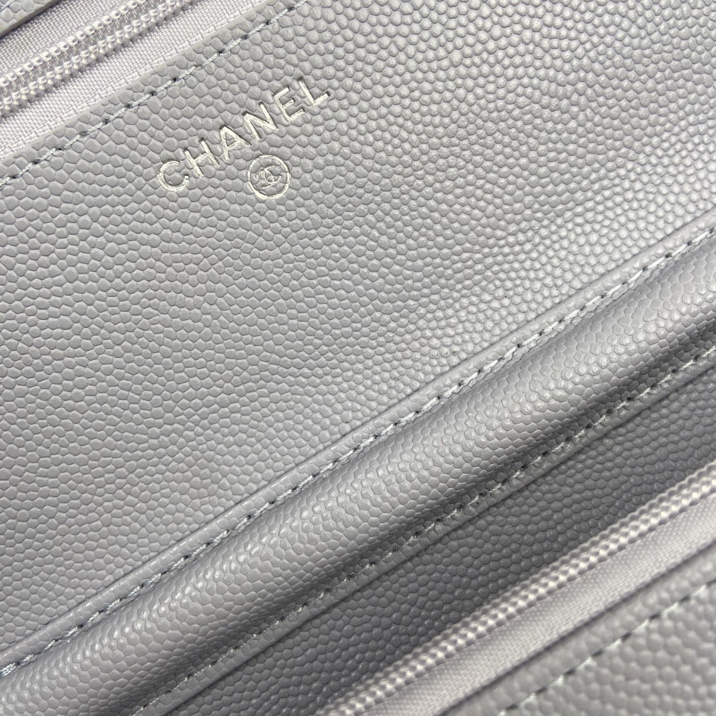 p390。小香进口意大利小羊皮【升級版】
货号:AP3723
尺寸:w20×h13×d3.5cm
颜色:淺紫細球紋銀色五金