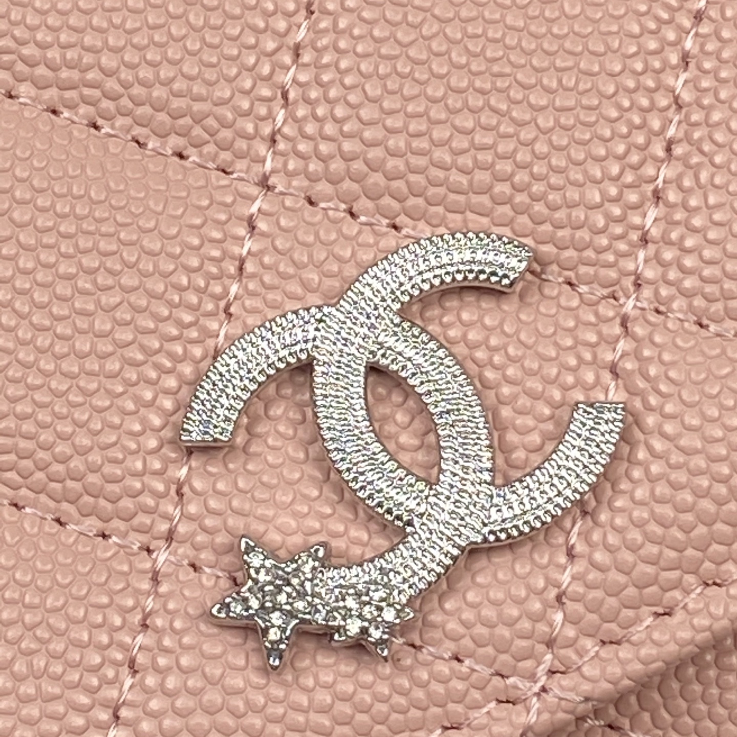 p390。小香进口意大利小羊皮【升級版】
货号:AP3723
尺寸:w20×h13×d3.5cm
颜色:粉色細球紋銀色五金