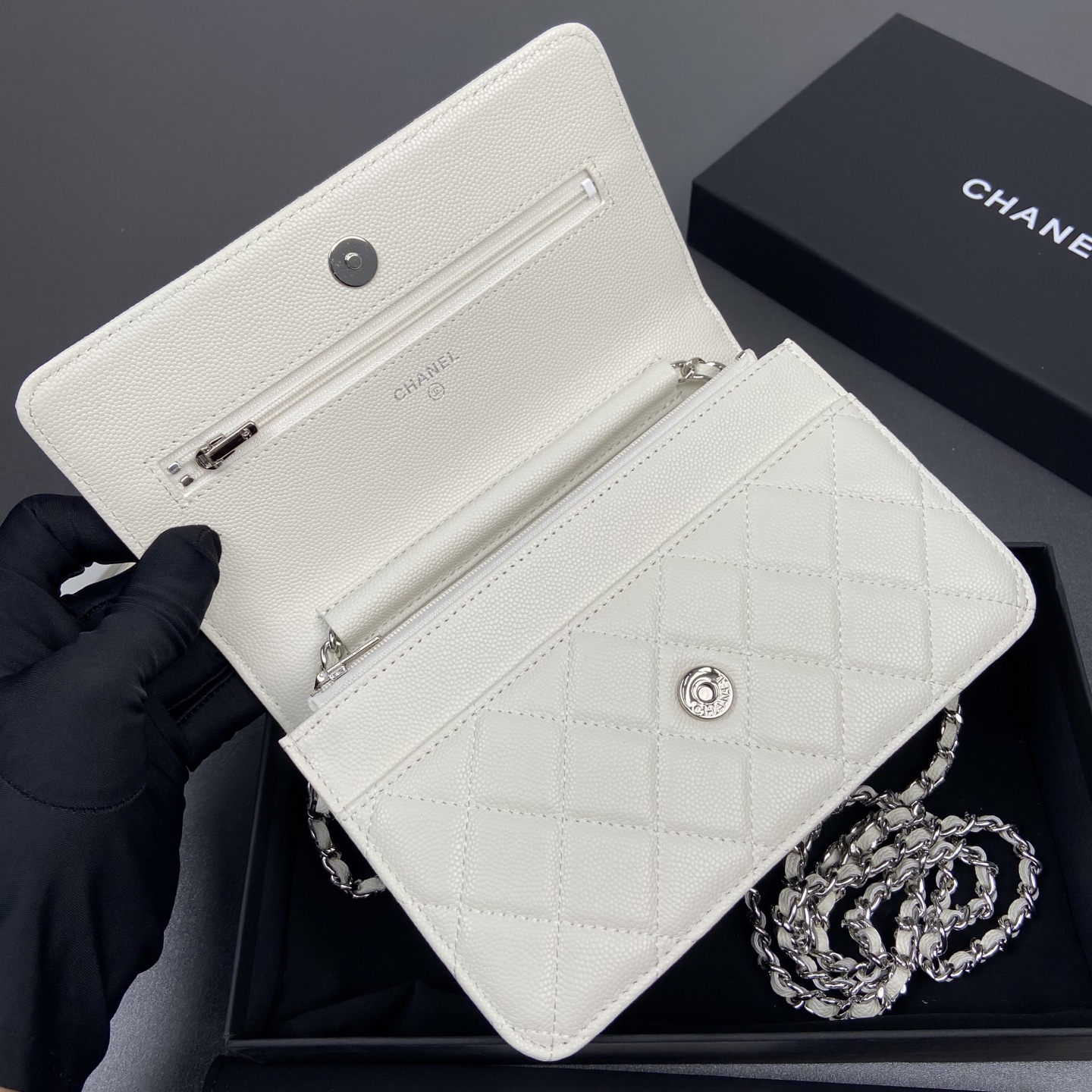 p390。小香进口意大利小羊皮【升級版】
货号:AP3723
尺寸:w20×h13×d3.5cm
颜色:白色細球紋銀色五金