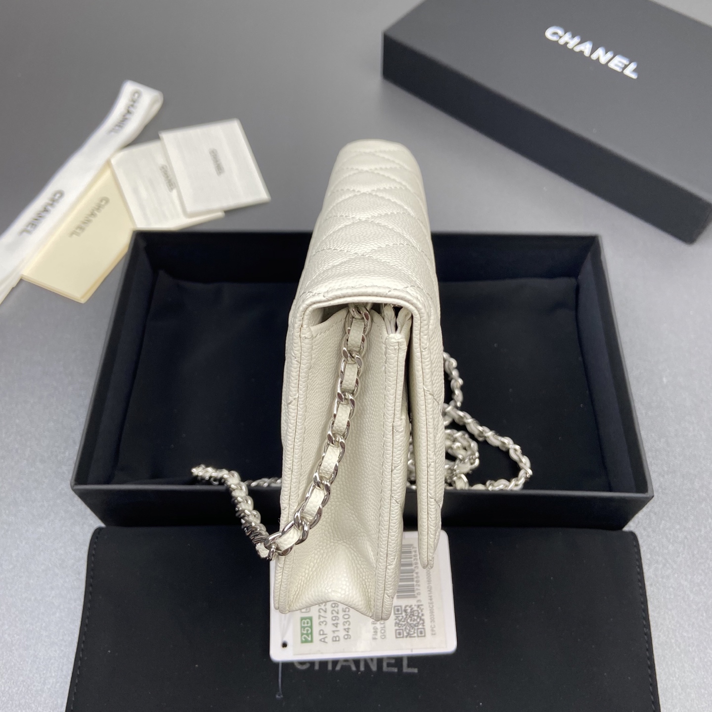 p390。小香进口意大利小羊皮【升級版】
货号:AP3723
尺寸:w20×h13×d3.5cm
颜色:白色細球紋銀色五金