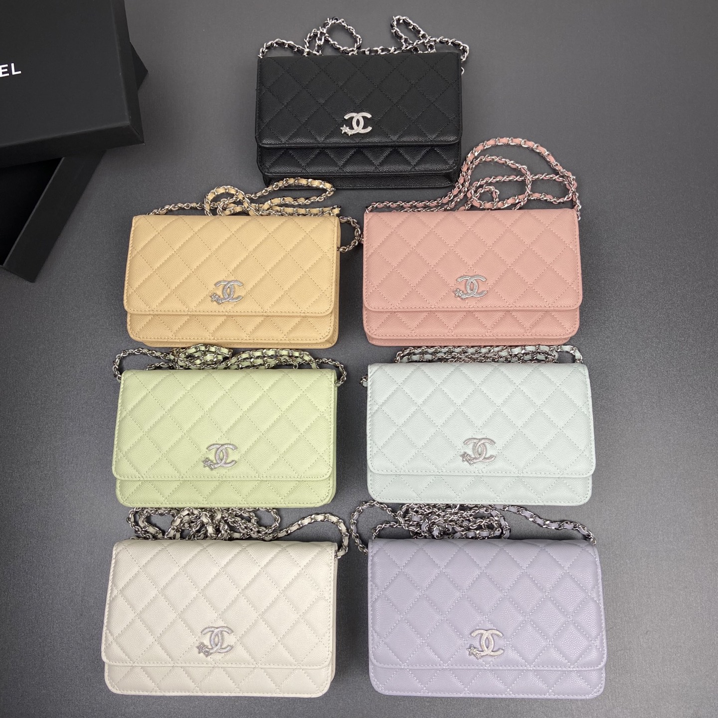 小香进口意大利小羊皮【升級版】
货号:AP3723
尺寸:w20×h13×d3.5cm
颜色:細球紋銀色五金