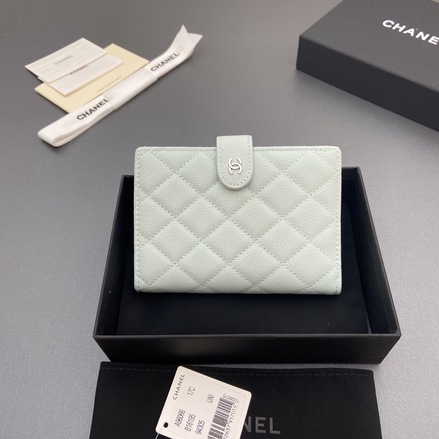 NO:701512,[Special grade hardware original leather] Xiaoxiang Passport Holder Series Quilted with iconic metal logo Silver tone metal hardware, special Italian imported leather 4 card slots, 1 small zipper pocket. 1 banknote compartment, 1 passport holder card slot No.: 96066 Light blue thin ball silver buckle Size: w10×h14×d2cm, chanel wallet, chanel, wallets19860909【特级五金原厂皮】 小香護照夾系列 絎縫配以標志性金屬標志 銀色調金屬五金,专用意大利进口皮 4個卡糟,1个小拉链袋. 1個鈔票隔層,1個護照夾卡糟 编号:96066 淺藍色細球銀色扣 尺寸:w10×h14×d2cm,chanel钱包,chanel,wallets,欧美剧