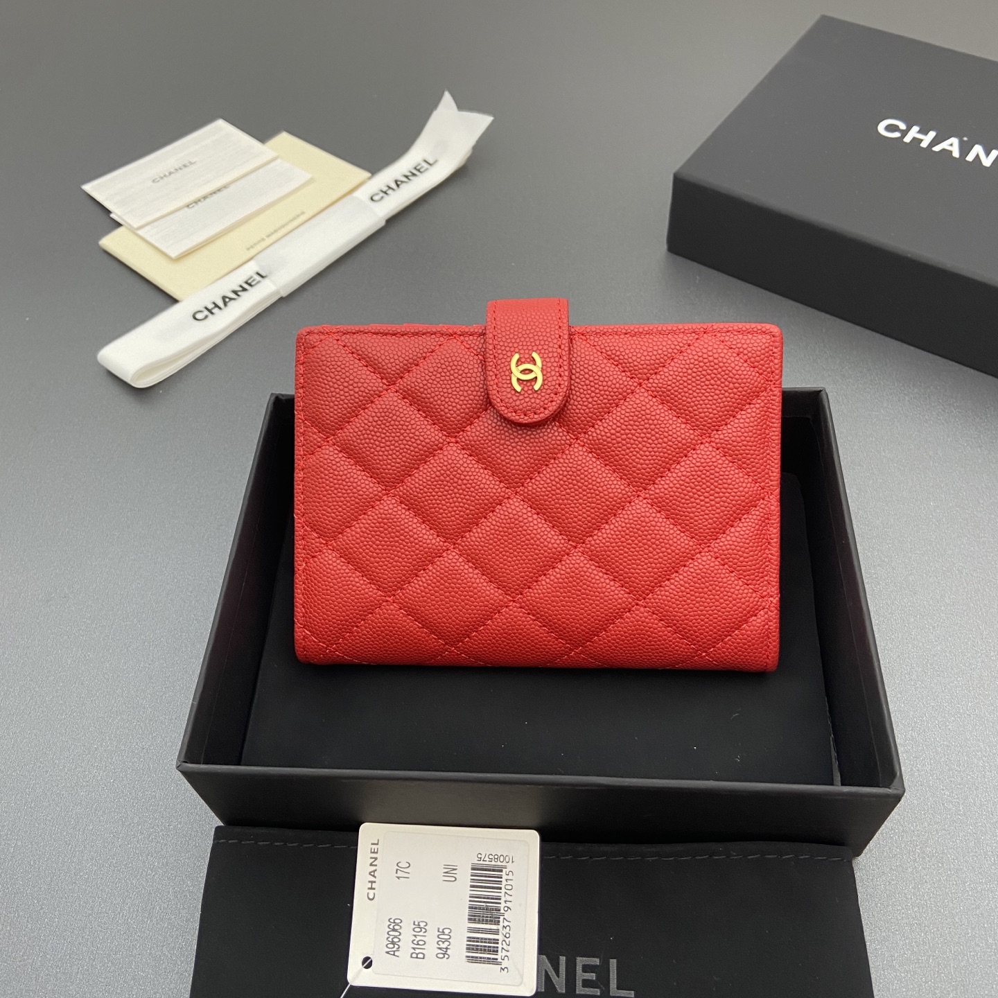 NO:701510,[Special grade hardware original leather] Xiaoxiang Passport Holder Series Quilted with iconic metal logo Gold tone metal hardware, special Italian imported leather 4 card slots, 1 small zipper pocket. 1 banknote compartment, 1 passport holder card slot No.: 96066 Big red thin ball gold buckle Size: w10×h14×d2cm, chanel wallet, chanel, wallets19860909【特级五金原厂皮】 小香護照夾系列 絎縫配以標志性金屬標志 金色調金屬五金,专用意大利进口皮 4個卡糟,1个小拉链袋. 1個鈔票隔層,1個護照夾卡糟 编号:96066 大紅色細球金扣 尺寸:w10×h14×d2cm,chanel钱包,chanel,wallets,欧美剧