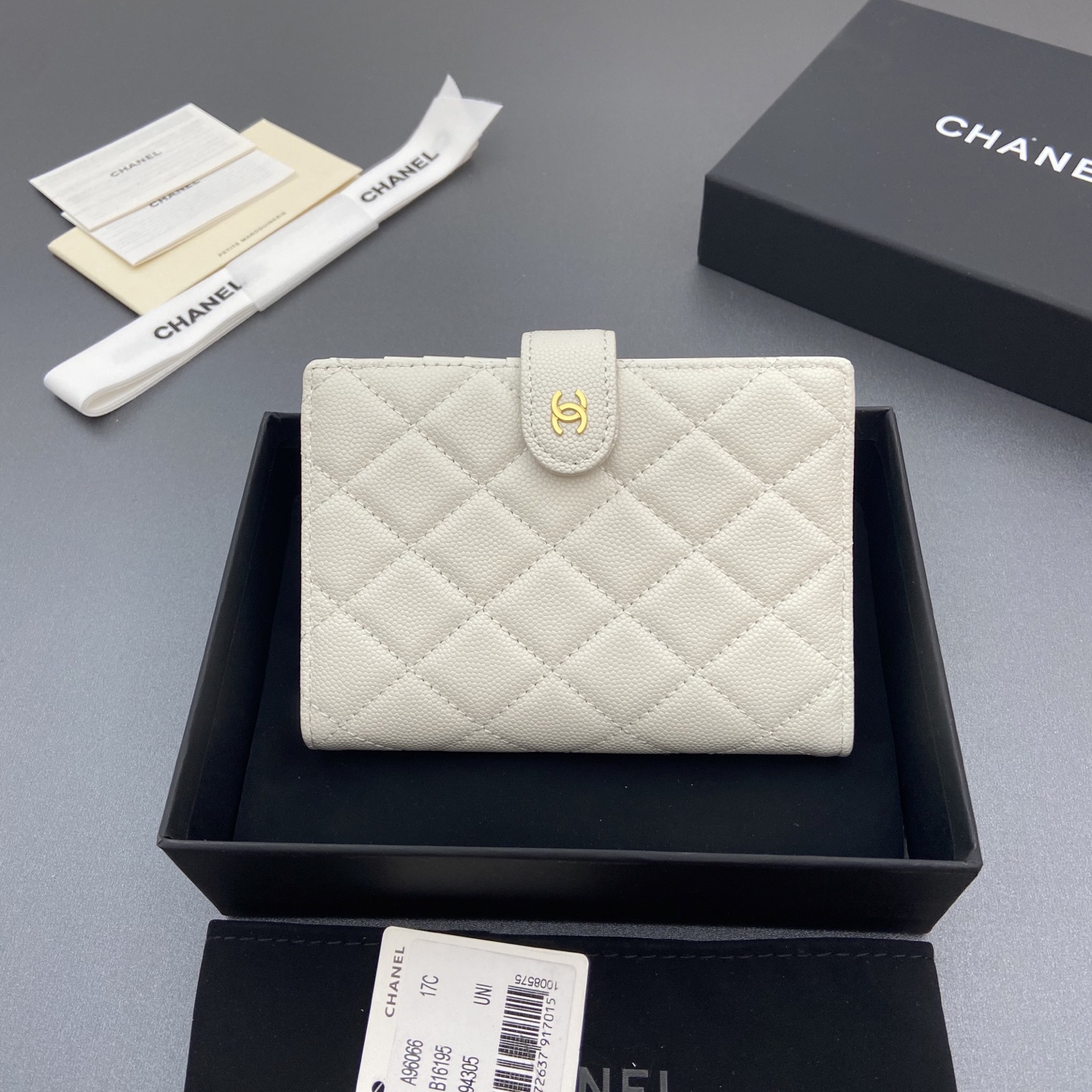 NO:701505,[Premium Hardware Original Leather] Xiaoxiang Passport Holder Series Quilted with iconic metal logo Gold tone metal hardware, special Italian imported leather 4 card slots, 1 small zipper pocket. 1 banknote compartment, 1 passport holder card slot No.: 96066 White thin ball gold buckle Size: w10×h14×d2cm, chanel wallet, chanel, wallets19860909【特级五金原厂皮】 小香護照夾系列 絎縫配以標志性金屬標志 金色調金屬五金,专用意大利进口皮 4個卡糟,1个小拉链袋. 1個鈔票隔層,1個護照夾卡糟 编号:96066 白色細球金扣 尺寸:w10×h14×d2cm,chanel钱包,chanel,wallets,欧美剧