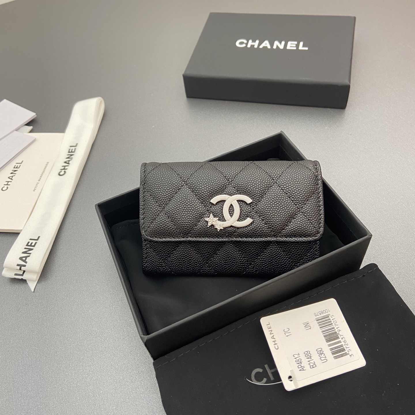 NO:701492,25b new series caviar cowhide with star logo shining blingblibg~card holder series item number: AP 4812 price: size: w11×h7cm color: black ball pattern silver star hardware, chanel wallet, chanel, wallets, cowhide1986090925b新款係列魚子醬牛皮搭配星星logo閃亮亮blingblibg~卡包係列 货号:AP 4812 价格: 尺寸:w11×h7cm 颜色:黑色球紋銀色星星五金,chanel钱包,chanel,wallets,cowhide,欧美剧