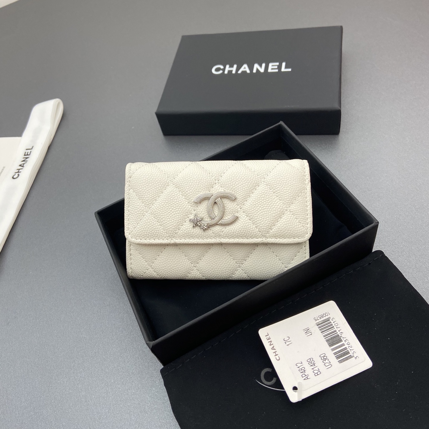 NO:701496,25b new series caviar cowhide with star logo shining blingblibg~card holder series Item number: AP 4812 Price: Size: w11×h7cm Color: white fine ball pattern silver star hardware, chanel wallet, chanel, wallets, cowhide1986090925b新款係列魚子醬牛皮搭配星星logo閃亮亮blingblibg~卡包係列 货号:AP 4812 价格: 尺寸:w11×h7cm 颜色:白色細球紋銀色星星五金,chanel钱包,chanel,wallets,cowhide,欧美剧