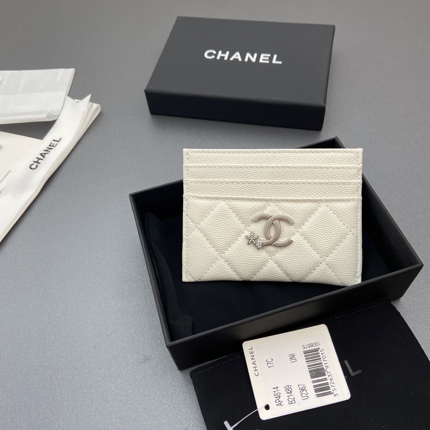 NO:701517,25b new series caviar cowhide with star logo shining blingblibg~card holder series item number: AP 4814 price 150 size: w11×h10cm color: white fine ball pattern silver star hardware, chanel wallet, chanel, wallets, cowhide1986090925b新款係列魚子醬牛皮搭配星星logo閃亮亮blingblibg~卡包係列 货号:AP 4814 价格150 尺寸:w11×h10cm 颜色:白色細球紋銀色星星五金,chanel钱包,chanel,wallets,cowhide,欧美剧