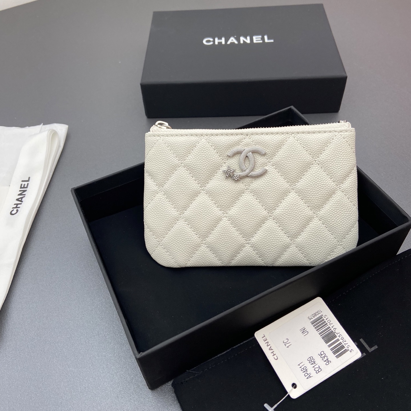 NO:701493,25b new series caviar cowhide with star logo shining blingblibg~Coin purse series Item number: A 4811 Price: Size: w15×8.5cm Color: white fine ball pattern silver star hardware, chanel wallet, chanel, wallets, cowhide1986090925b新款係列魚子醬牛皮搭配星星logo閃亮亮blingblibg~零錢包係列 货号:A 4811 价格: 尺寸:w15×8.5cm 颜色:白色細球紋銀色星星五金,chanel钱包,chanel,wallets,cowhide,欧美剧