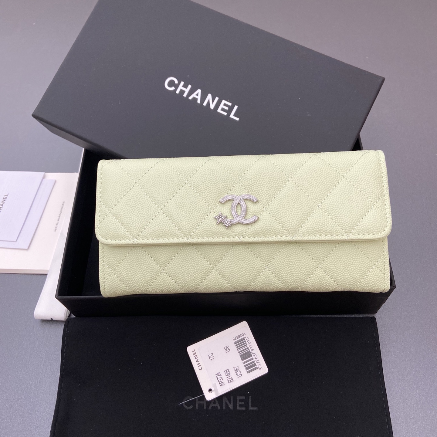 NO:701456,25b new series caviar cowhide with star logo shiny blingblibg ~ flip long clip wallet series light green fine ball pattern silver star hardware 12 card slots, two banknote compartments two compartments, 1 zipper bag Price: No.: 3724 Size: w19×h10×d3cm, chanel wallet, chanel, wallets, cowhide1986090925b新款係列魚子醬牛皮搭配星星logo閃亮亮blingblibg~翻蓋長夾錢包係列 淺綠色細球紋銀色星星五金 12个卡槽,两个钞票隔层 两个隔层,1个拉链袋 價格: 编号:3724 尺寸:w19×h10×d3cm,chanel钱包,chanel,wallets,cowhide,欧美剧
