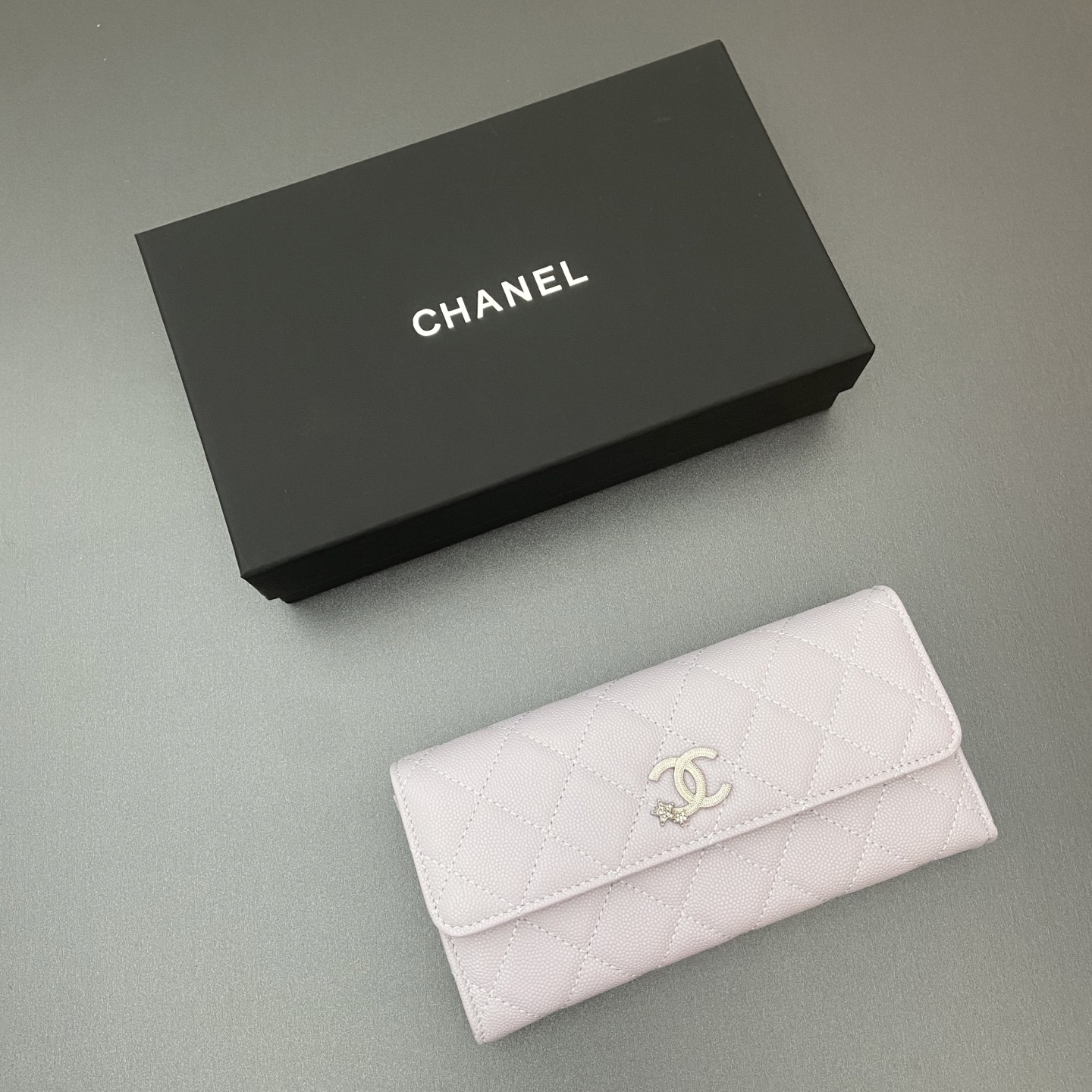 25b新款係列魚子醬牛皮搭配星星⭐logo閃亮亮blingblibg~翻蓋長夾錢包係列
細球紋銀色星星五金
12个卡槽，两个钞票隔层
两个隔层，1个拉链袋
编号:3724
尺寸:w19&times;h10&times;d3cm