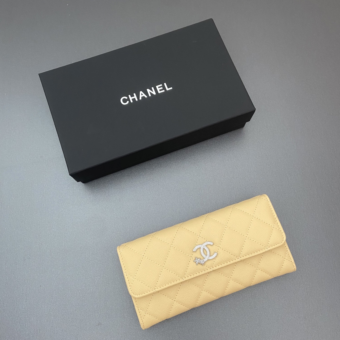 25b新款係列魚子醬牛皮搭配星星⭐logo閃亮亮blingblibg~翻蓋長夾錢包係列
細球紋銀色星星五金
12个卡槽，两个钞票隔层
两个隔层，1个拉链袋
编号:3724
尺寸:w19&times;h10&times;d3cm