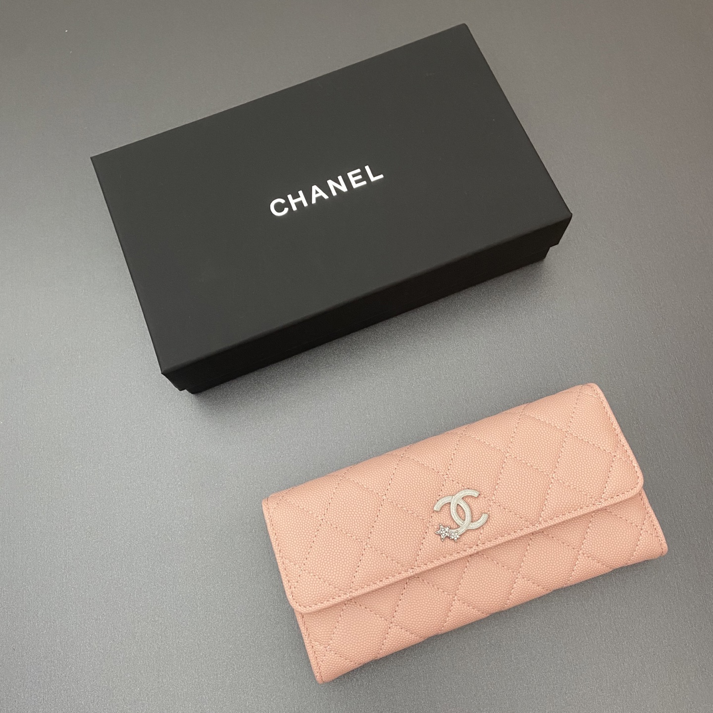 25b新款係列魚子醬牛皮搭配星星⭐logo閃亮亮blingblibg~翻蓋長夾錢包係列
細球紋銀色星星五金
12个卡槽，两个钞票隔层
两个隔层，1个拉链袋
编号:3724
尺寸:w19&times;h10&times;d3cm