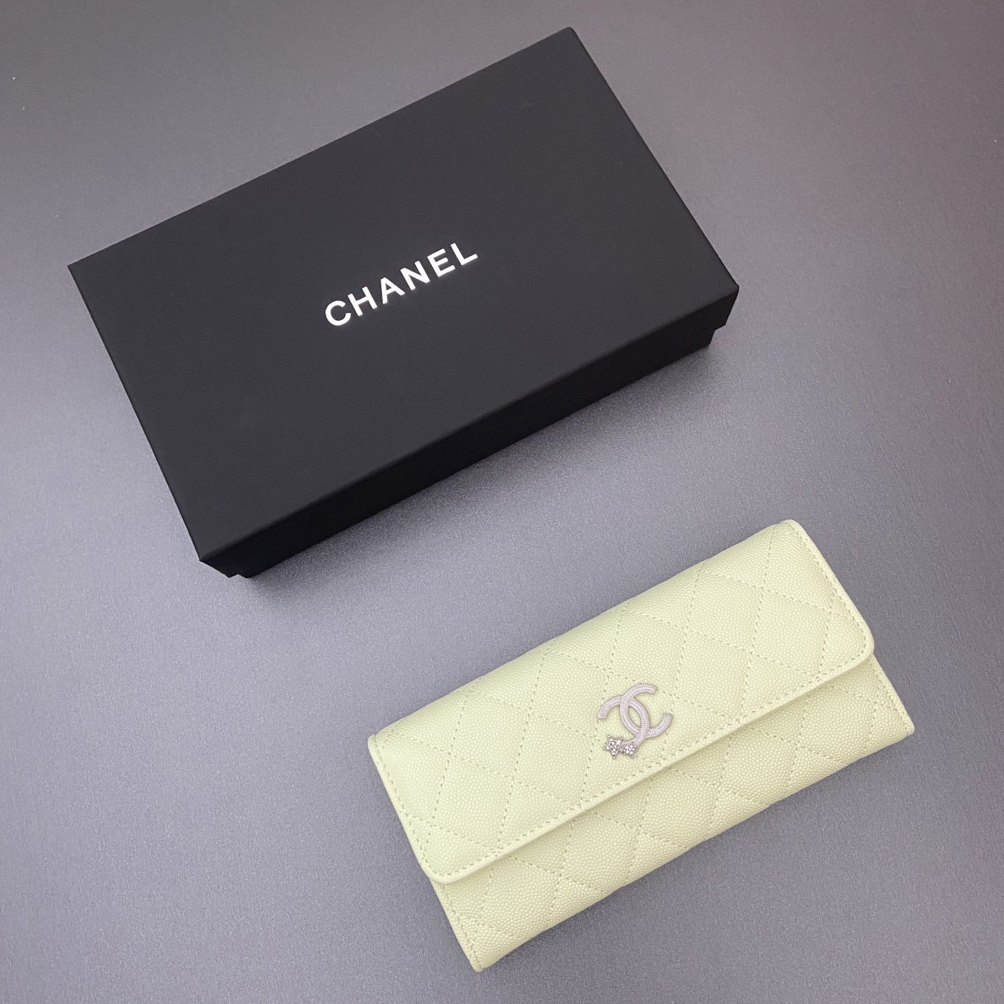 25b新款係列魚子醬牛皮搭配星星⭐logo閃亮亮blingblibg~翻蓋長夾錢包係列
細球紋銀色星星五金
12个卡槽，两个钞票隔层
两个隔层，1个拉链袋
编号:3724
尺寸:w19&times;h10&times;d3cm